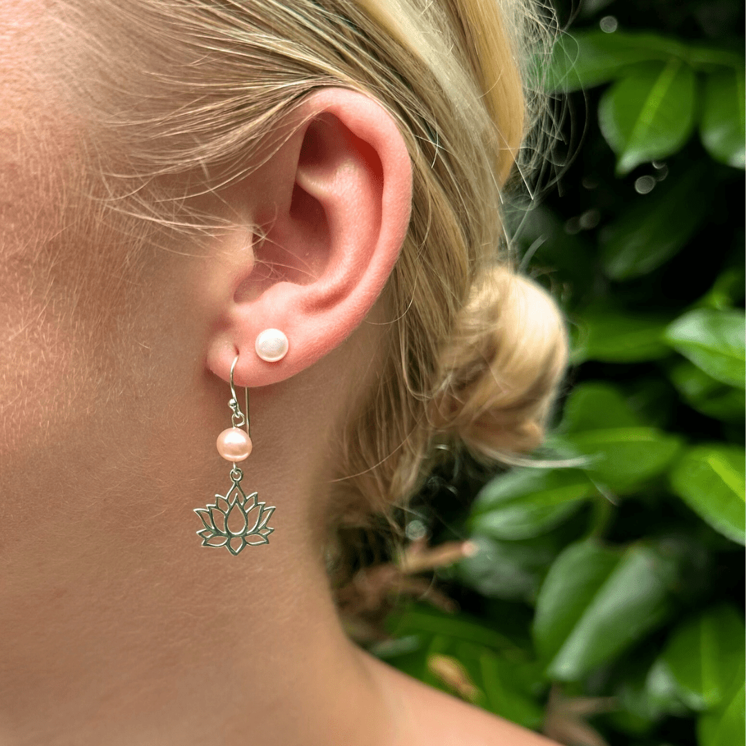 Parel oorhangers peach, lotus - Gloria Maris Giethoorn