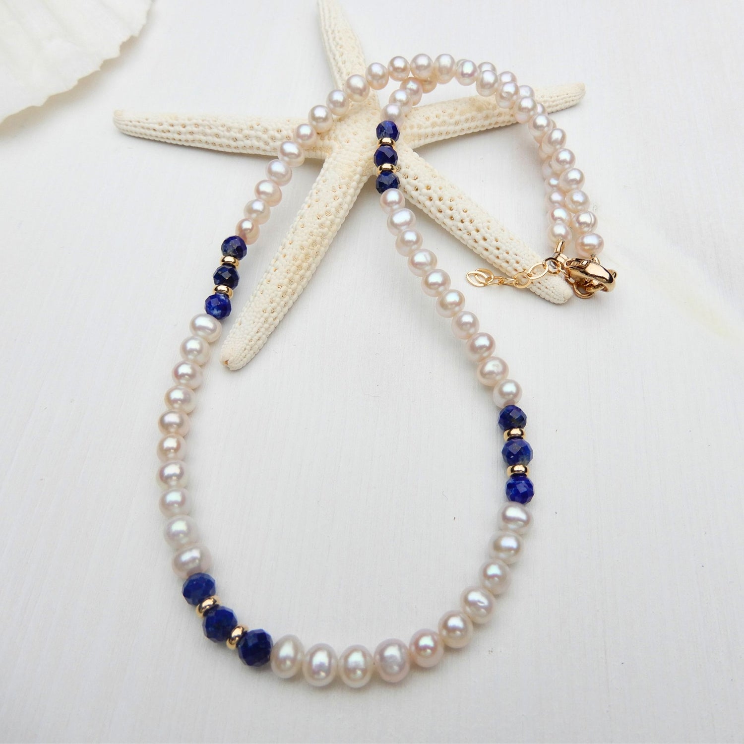 Zoetwater Parel met facet Lapis Lazuli collier, 14 karaat gold filled