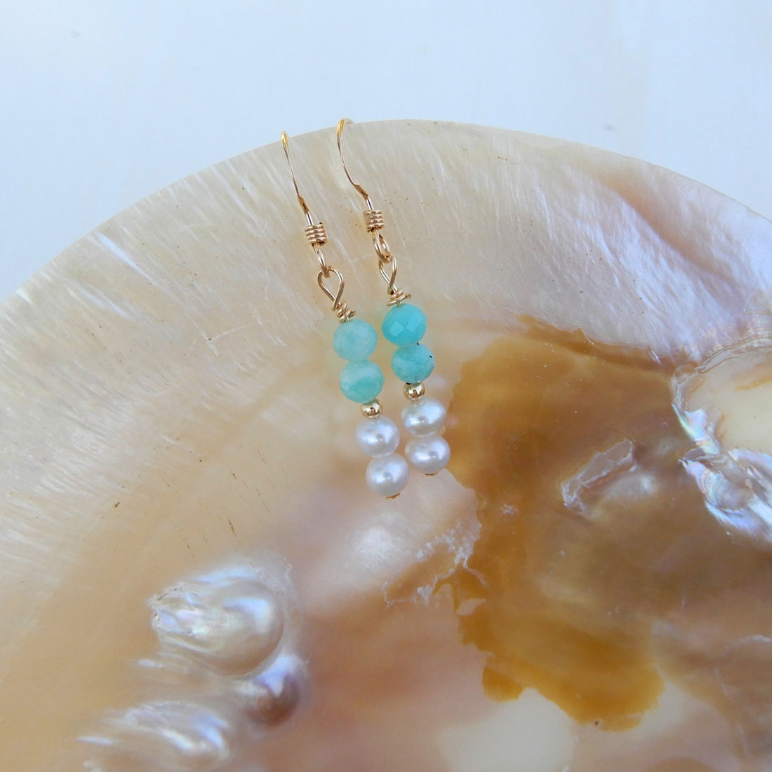 Zoetwater Parel oorhangers in combinatie met Amazoniet, handgemaakt in Giethoorn.