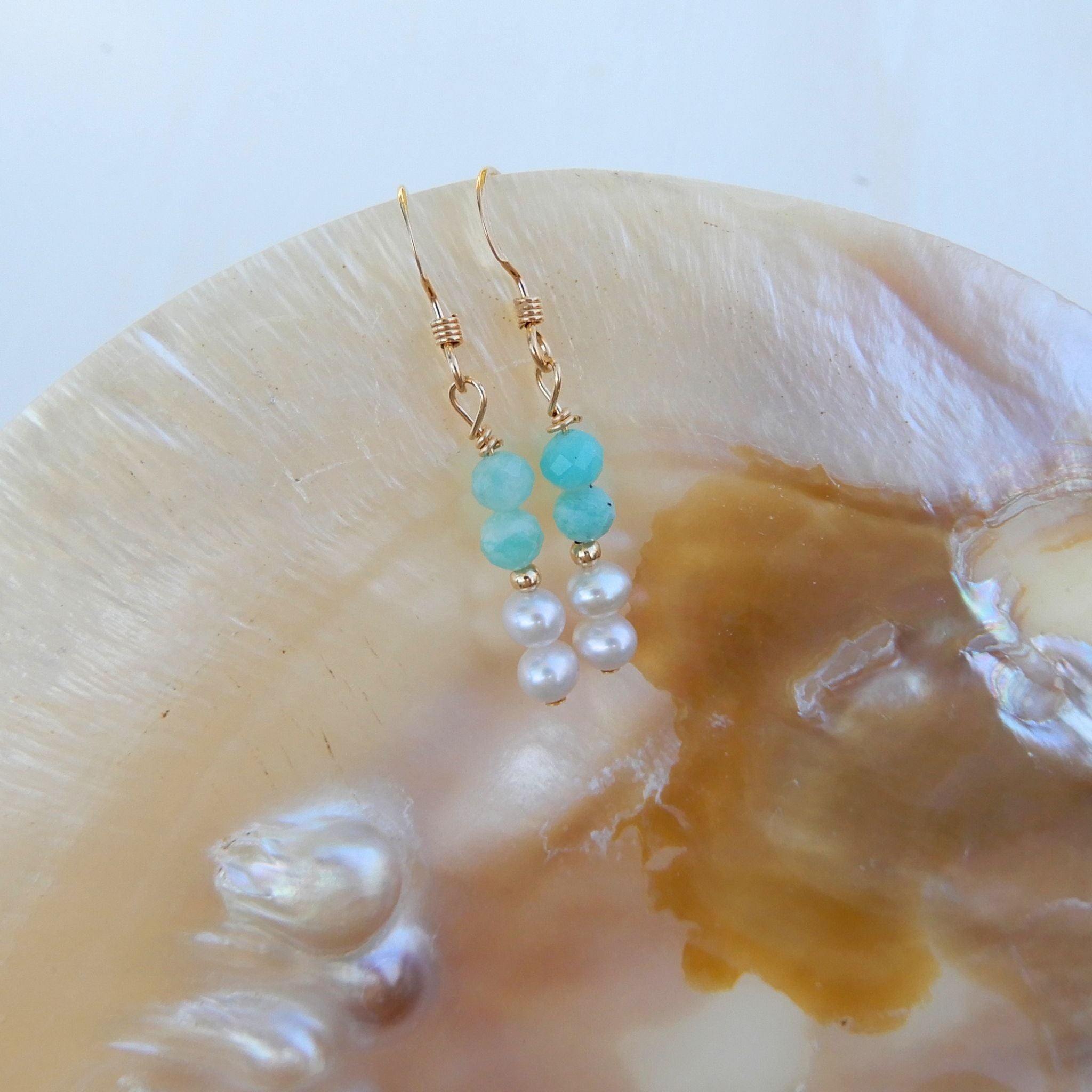 Zoetwater Parel oorhangers in combinatie met Amazoniet, handgemaakt in Giethoorn.