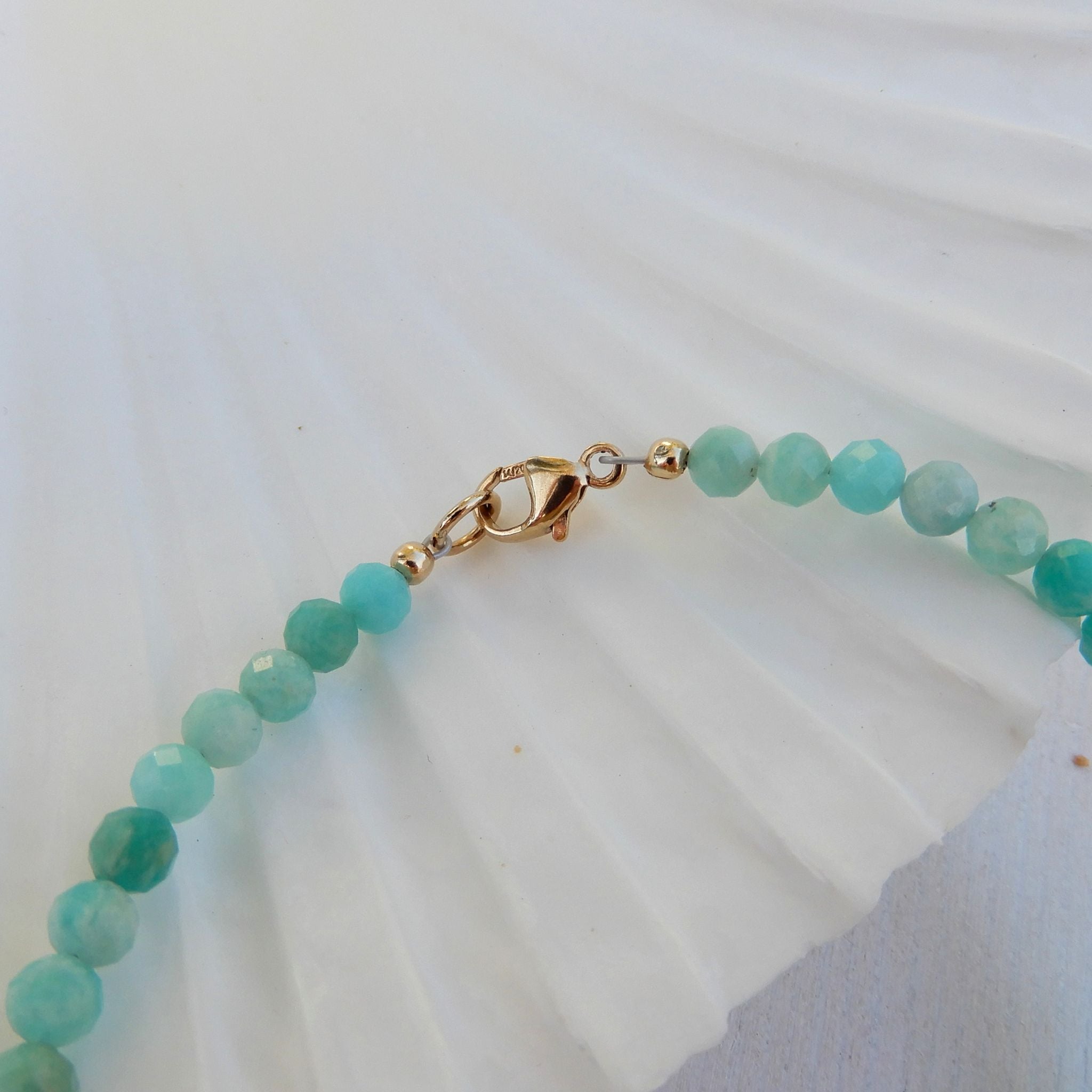 Amazoniet armband met goudkleurig slot.