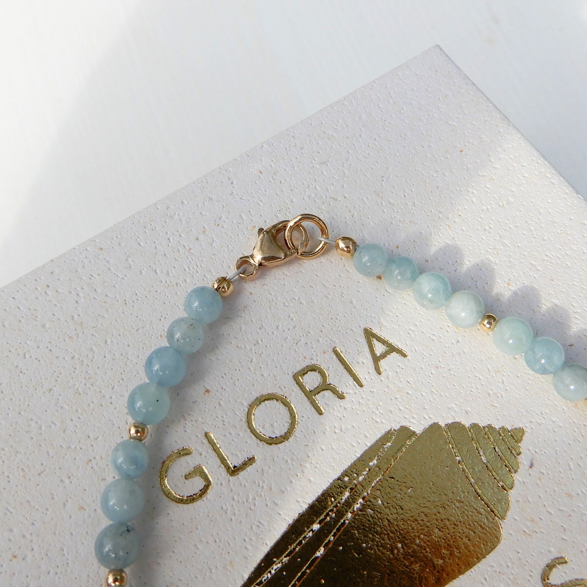 Prachtige Aquamarijn armband in combinatie met zoetwater Parel en gold filled.