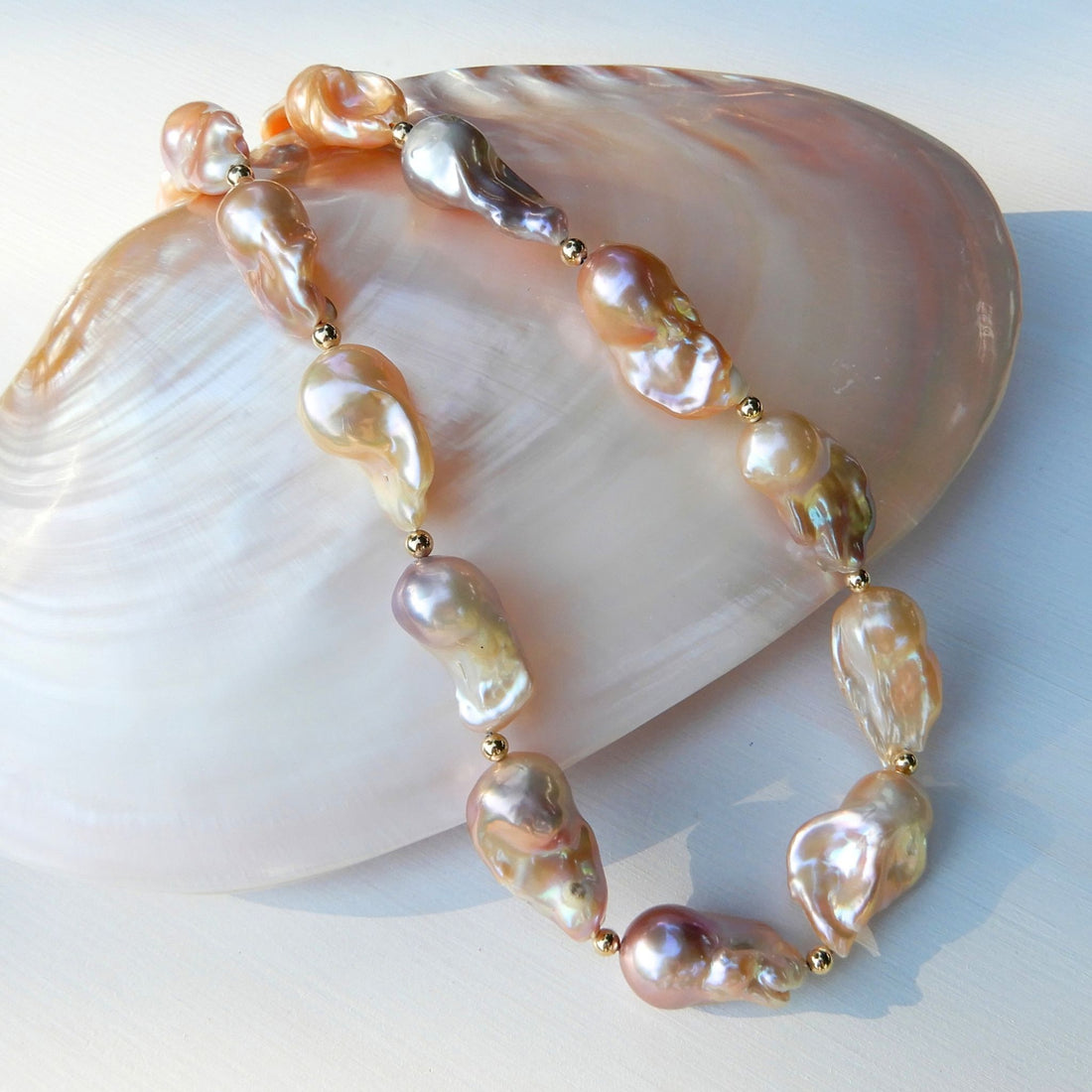 Uniek collier van Barok zoetwater parel in peach.