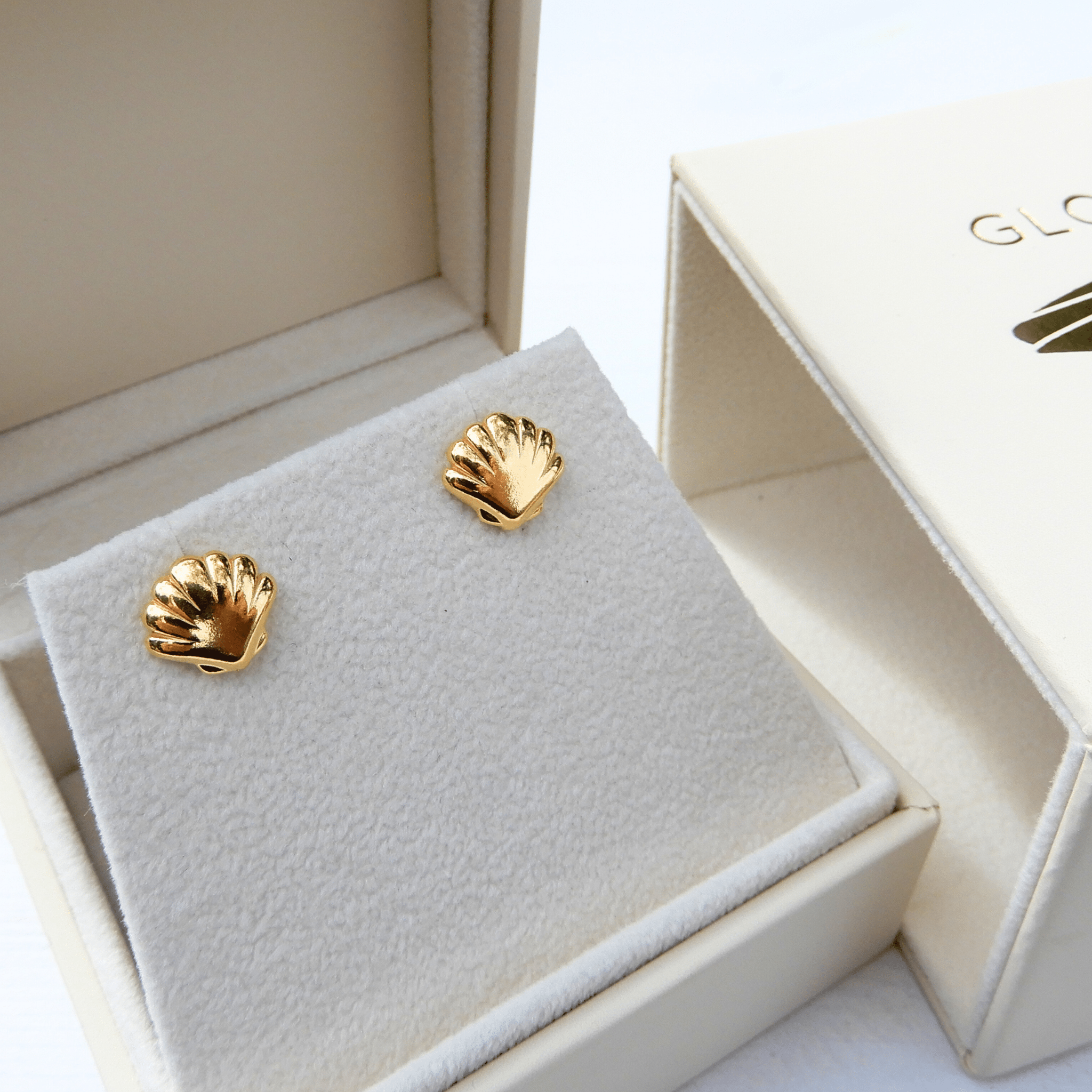 Schelp oorstekers, goud op zilver - Gloria Maris Giethoorn