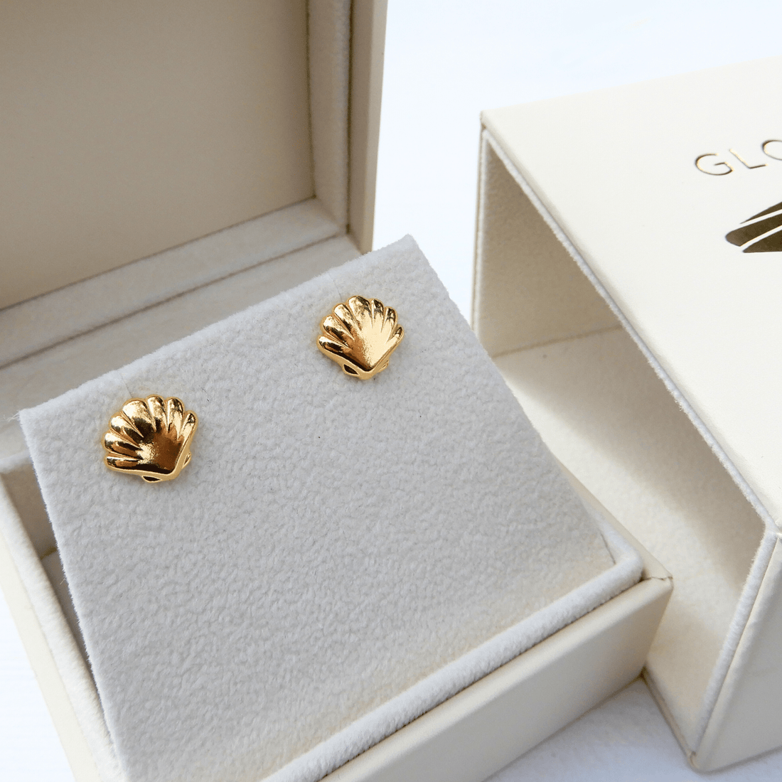 Schelp oorstekers, goud op zilver - Gloria Maris Giethoorn