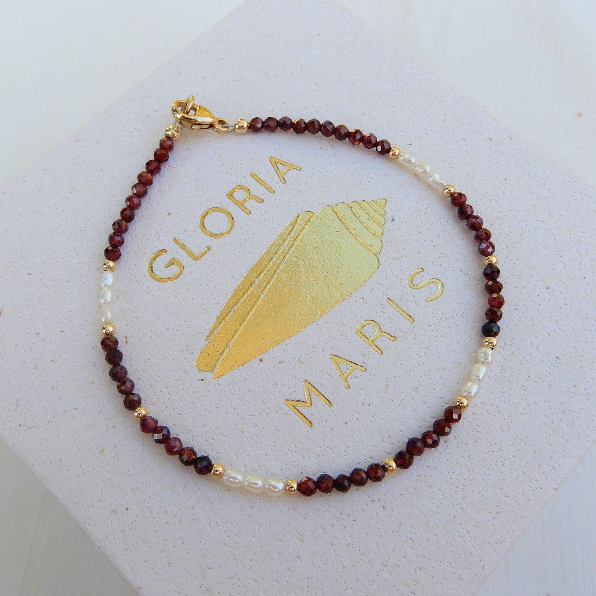 Prachtige Granaat armband in combinatie met zoetwater Parel.