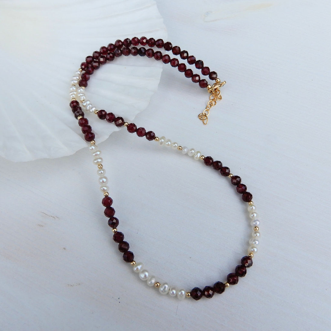 Granaat facet ketting in combinatie met zoetwater Parel.