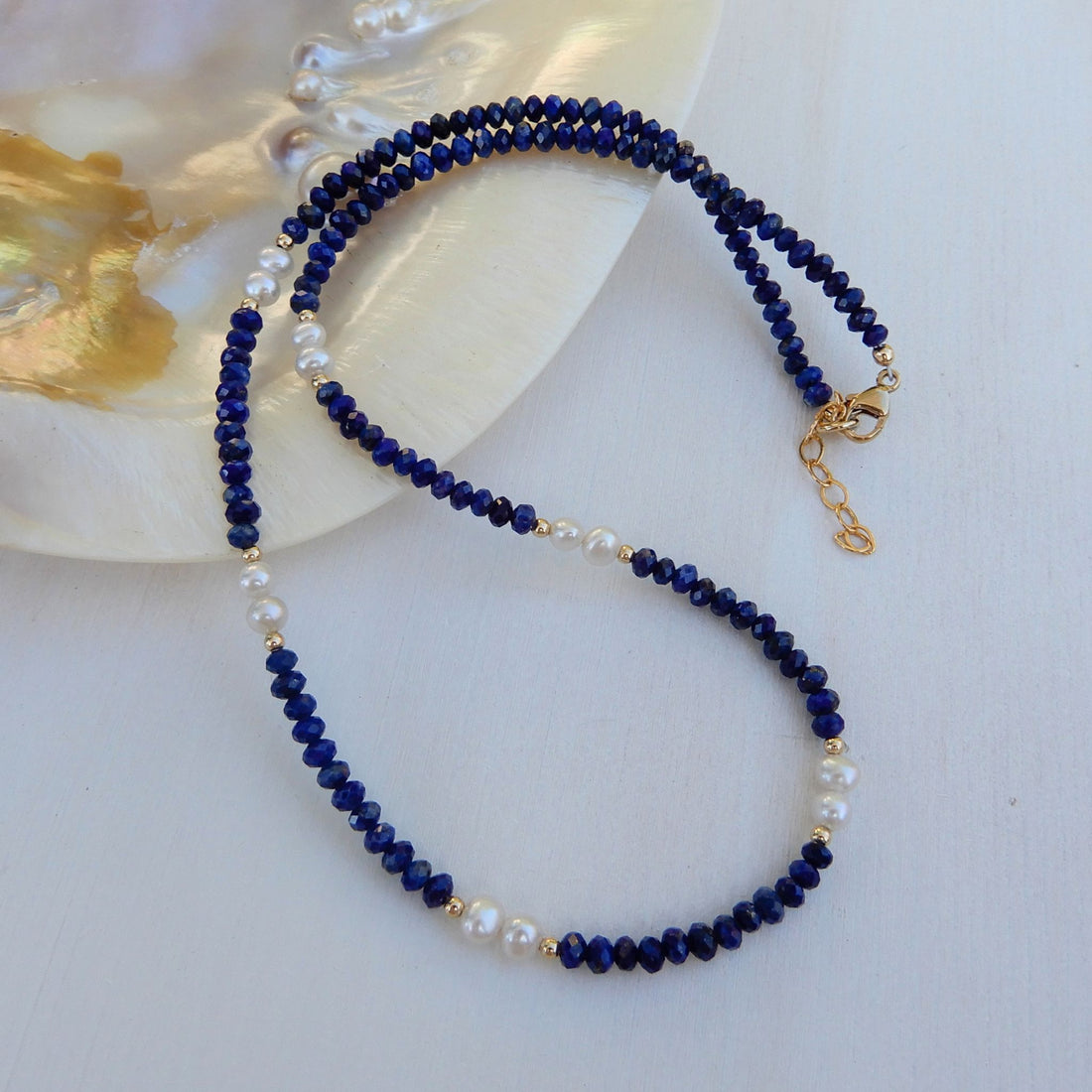 Lapis Lazuli facet ketting in combinatie met zoetwater Parel.