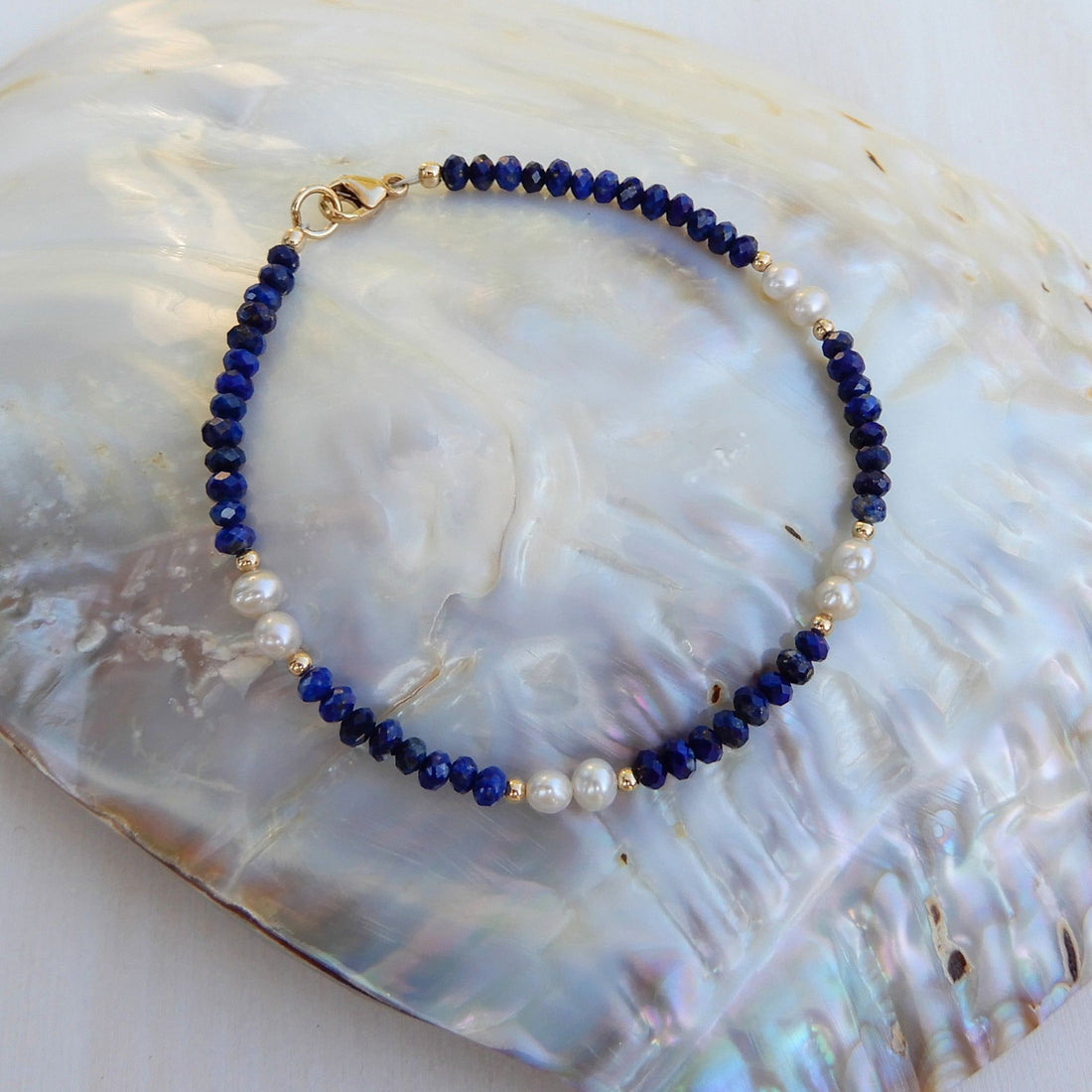 Lapis Lazuli facet armband in combinatie met zoetwater Parel.