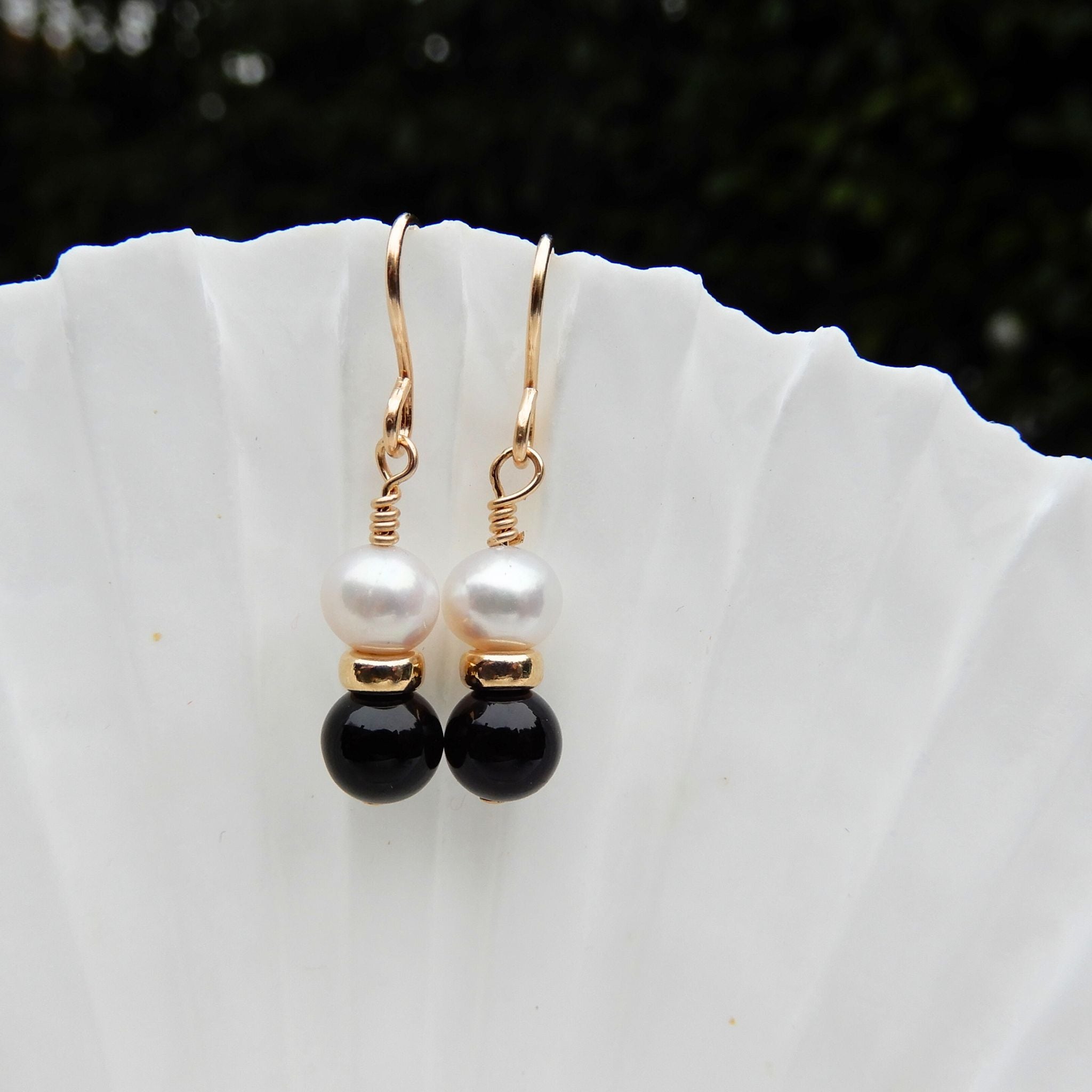 Zoetwater Parel met Onix oorhangers, gold filled 14 karaat
