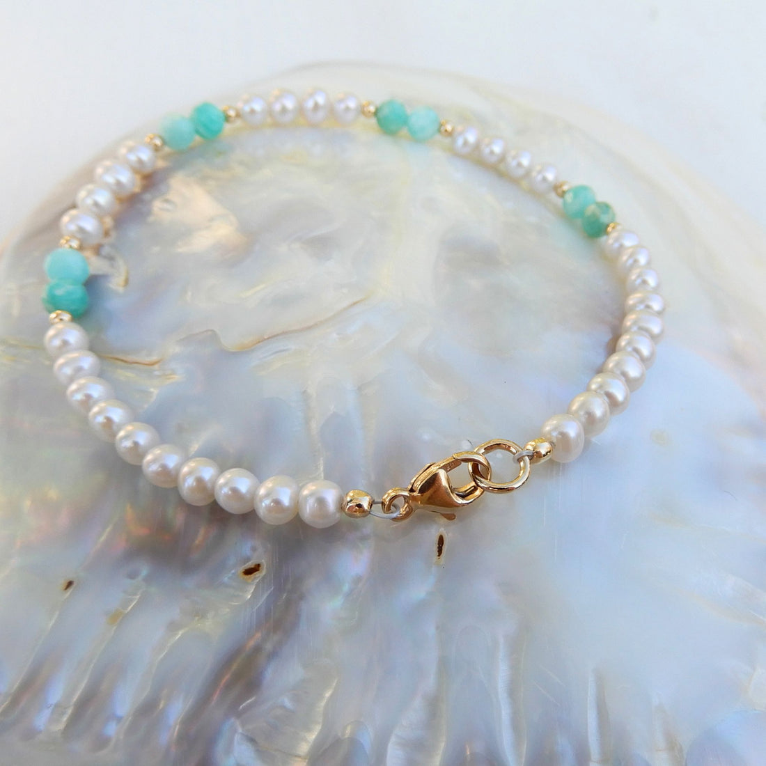 Zoetwater Parel armband in combinatie met Amazoniet en gouden tussenkralen. Handgemaakt in Giethoorn.