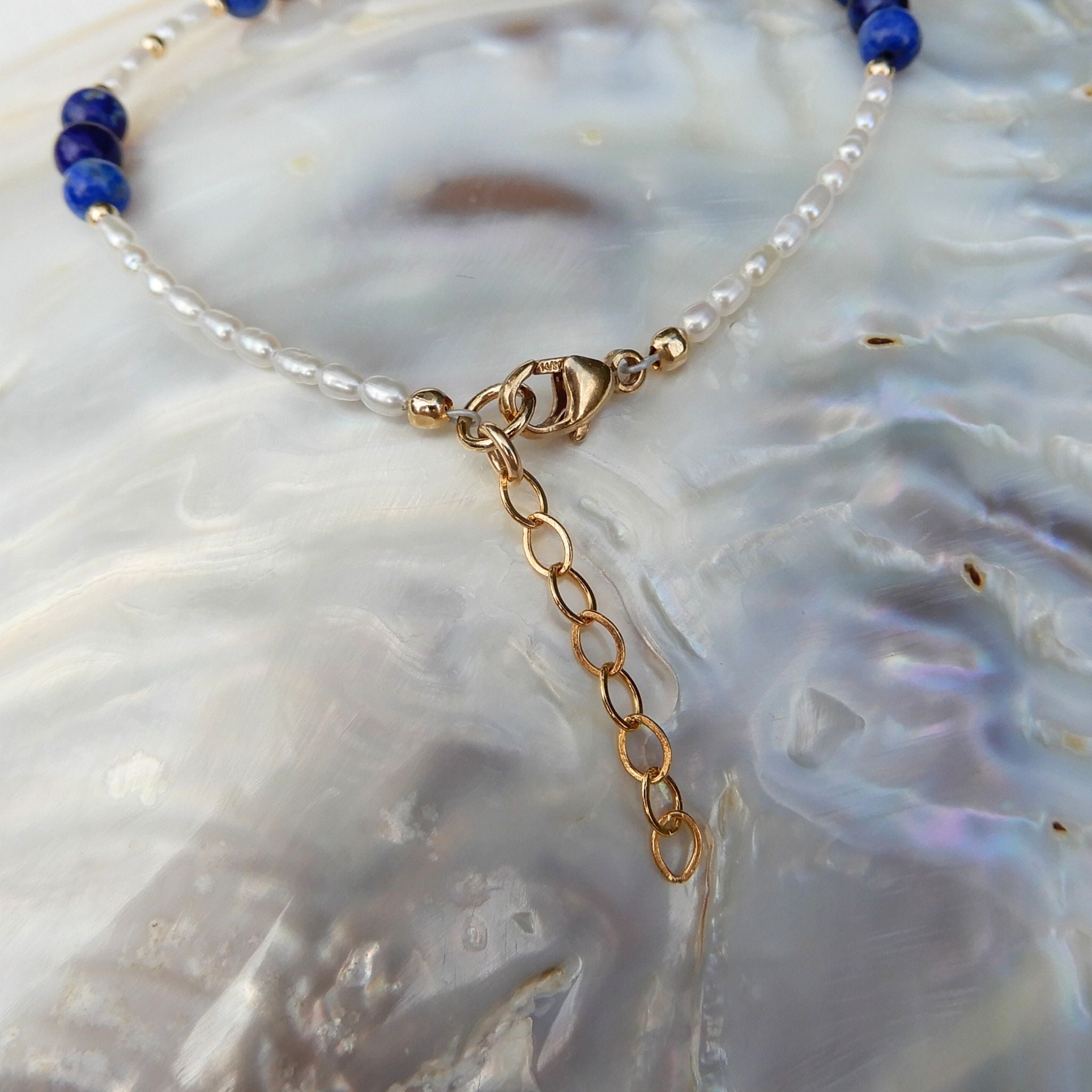 Zoetwater Parel armband in combinatie met Lapis Lazuli, afgewerkt met gouden tussenkralen. handgemaakt in Giethoorn.