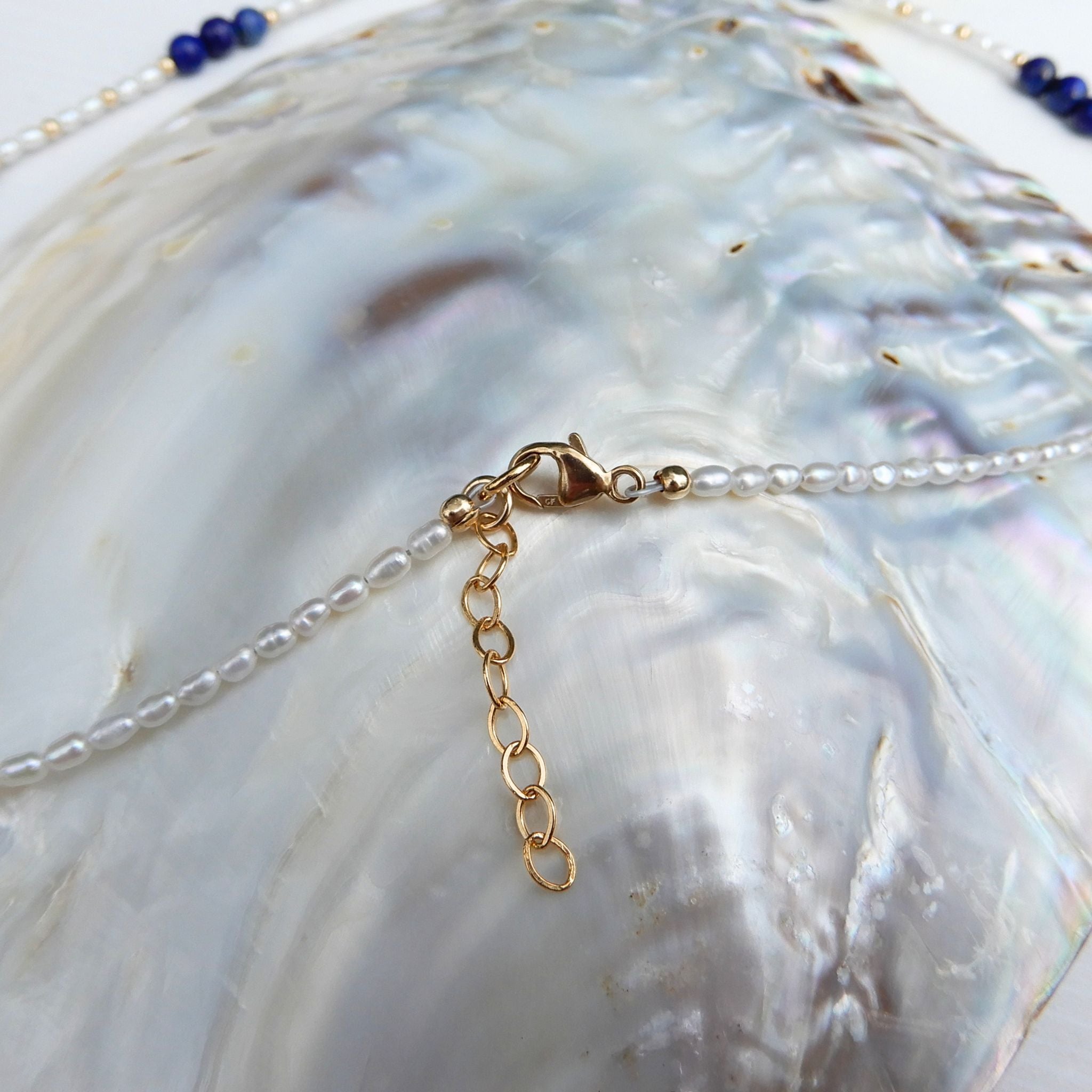 Zoetwater Parel collier in combinatie met Lapis Lazuli, afgewerkt met gouden verlengketting. Handgemaakt in Giethoorn.