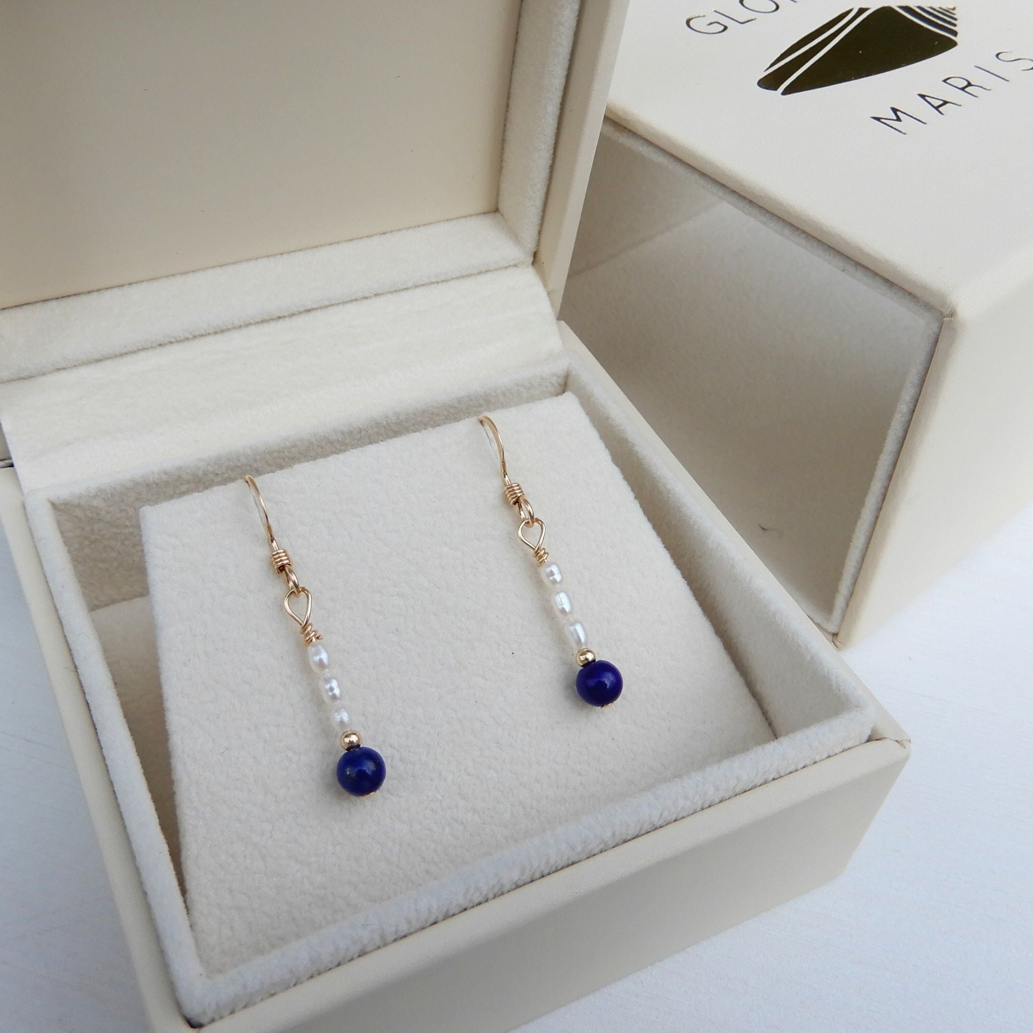 Zoetwater Parel oorhangers in combinatie met Lapis Lazuli.