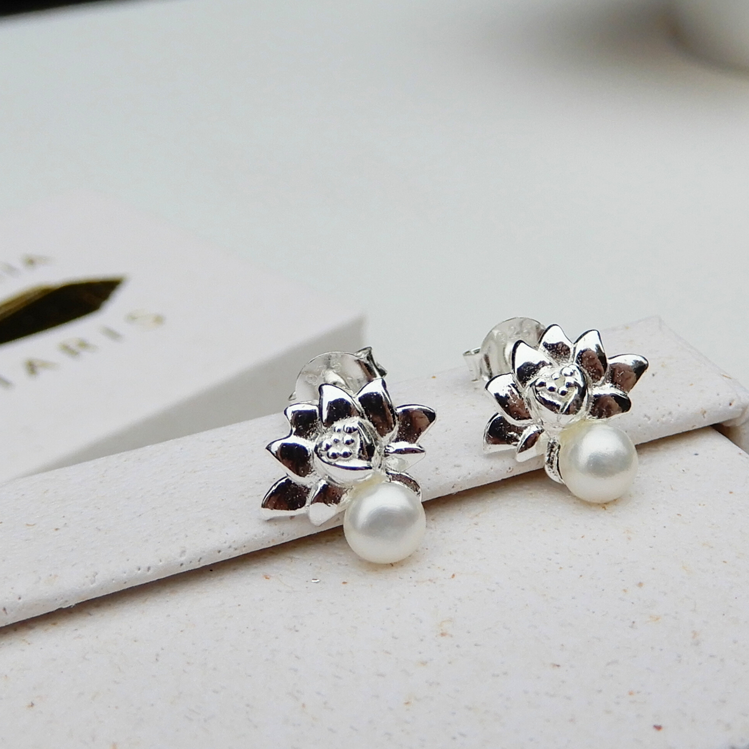 Parel lotus oorstekers 4mm sterling zilver