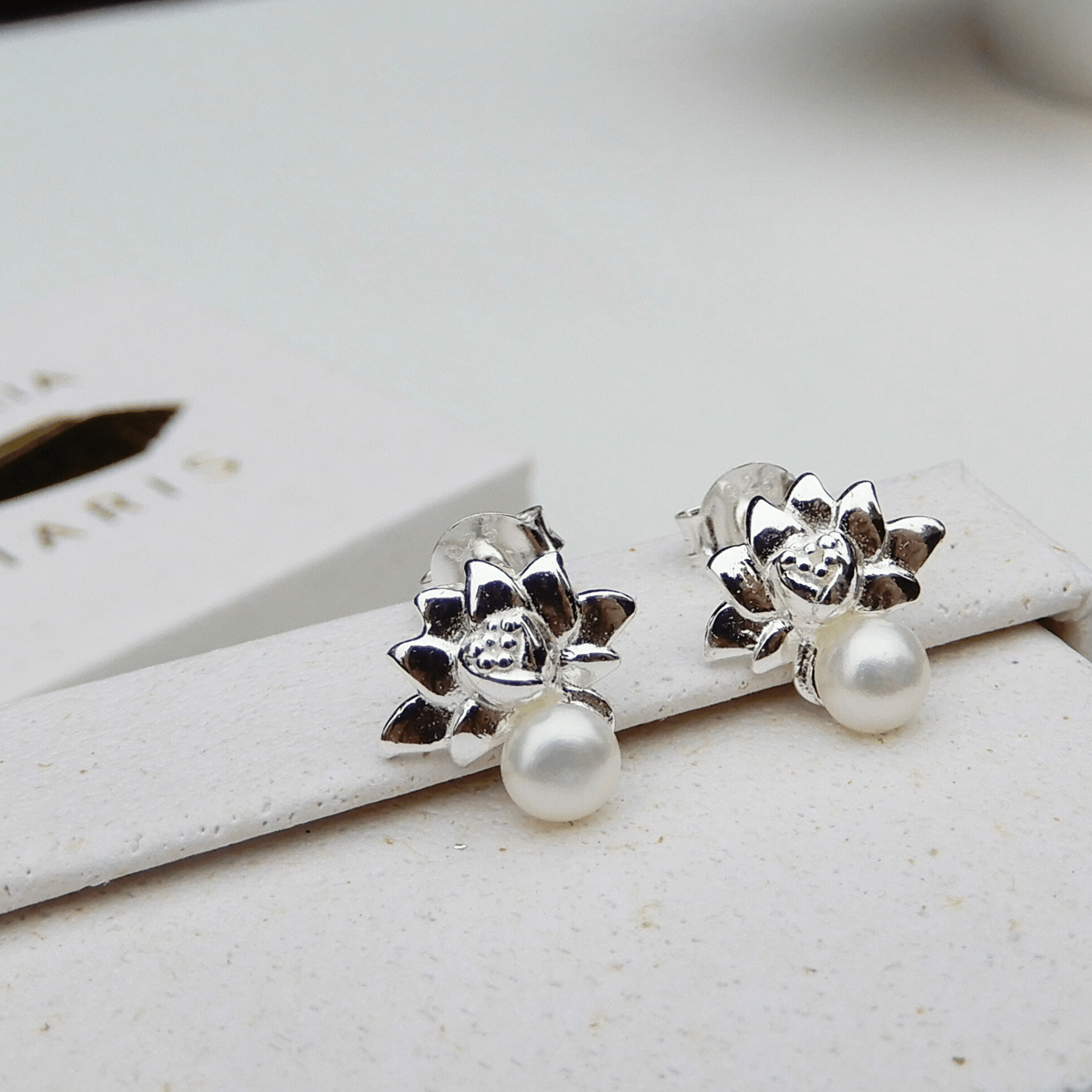 Parel oorstekers lotus 4mm - Gloria Maris Giethoorn