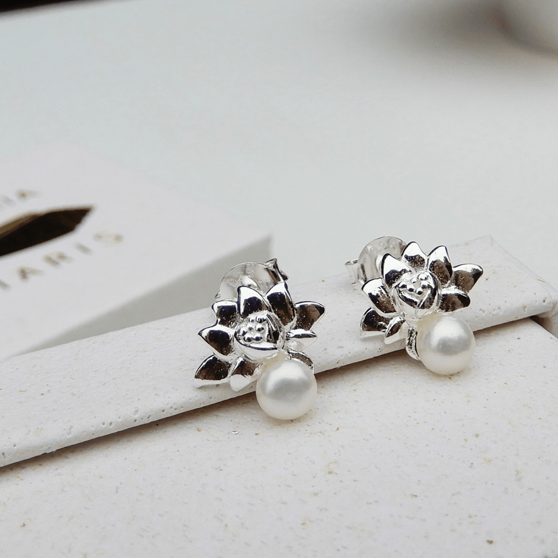 Parel oorstekers lotus 4mm - Gloria Maris Giethoorn