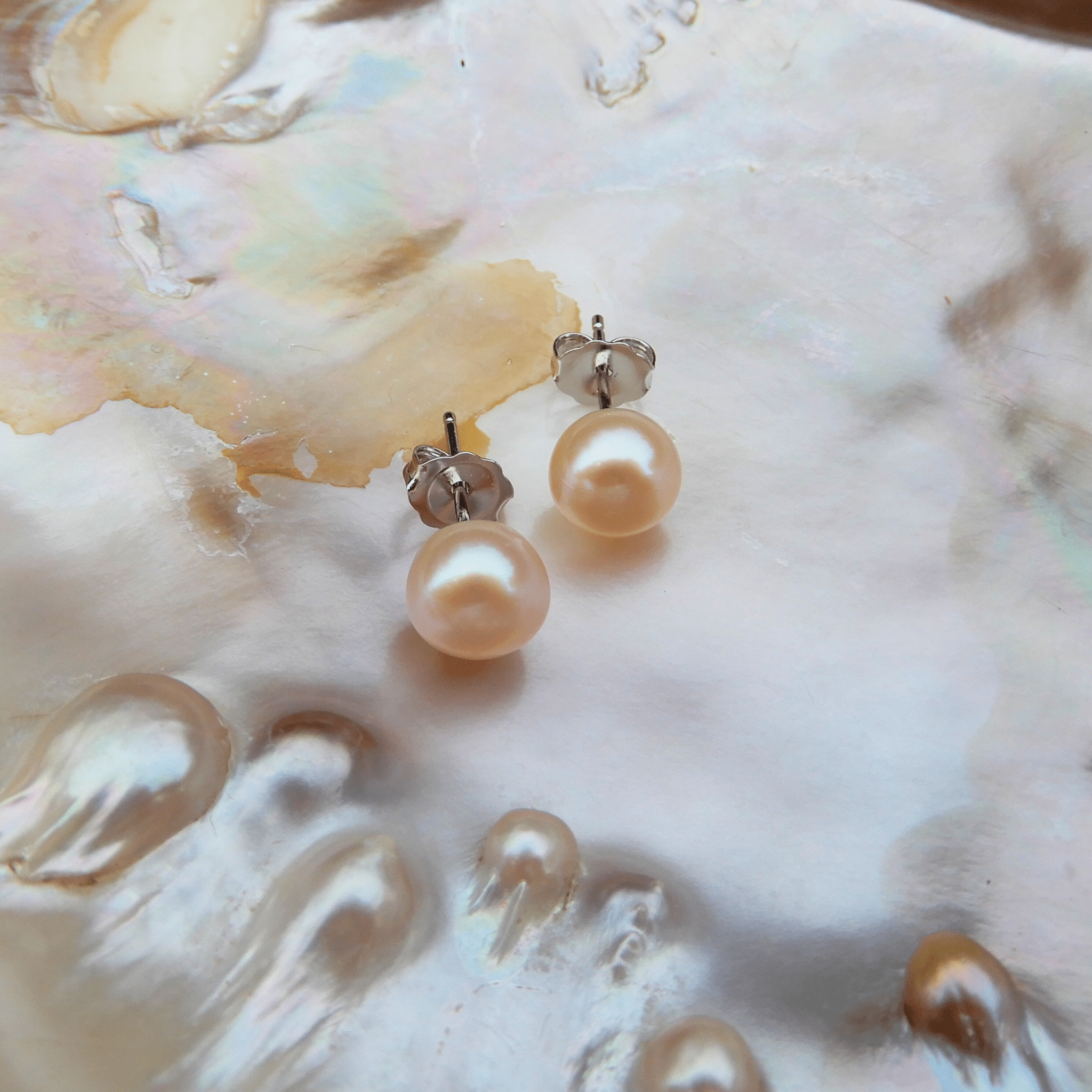 Parel oorstekers peach 7,5mm - Gloria Maris Giethoorn