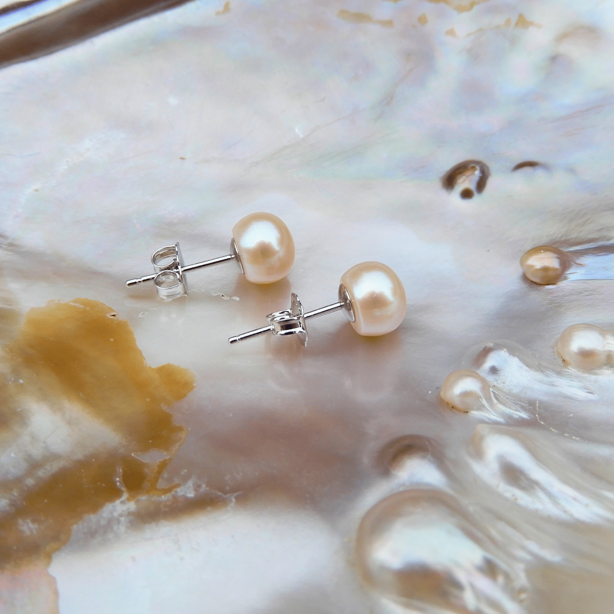 Parel oorstekers peach 7,5mm - Gloria Maris Giethoorn