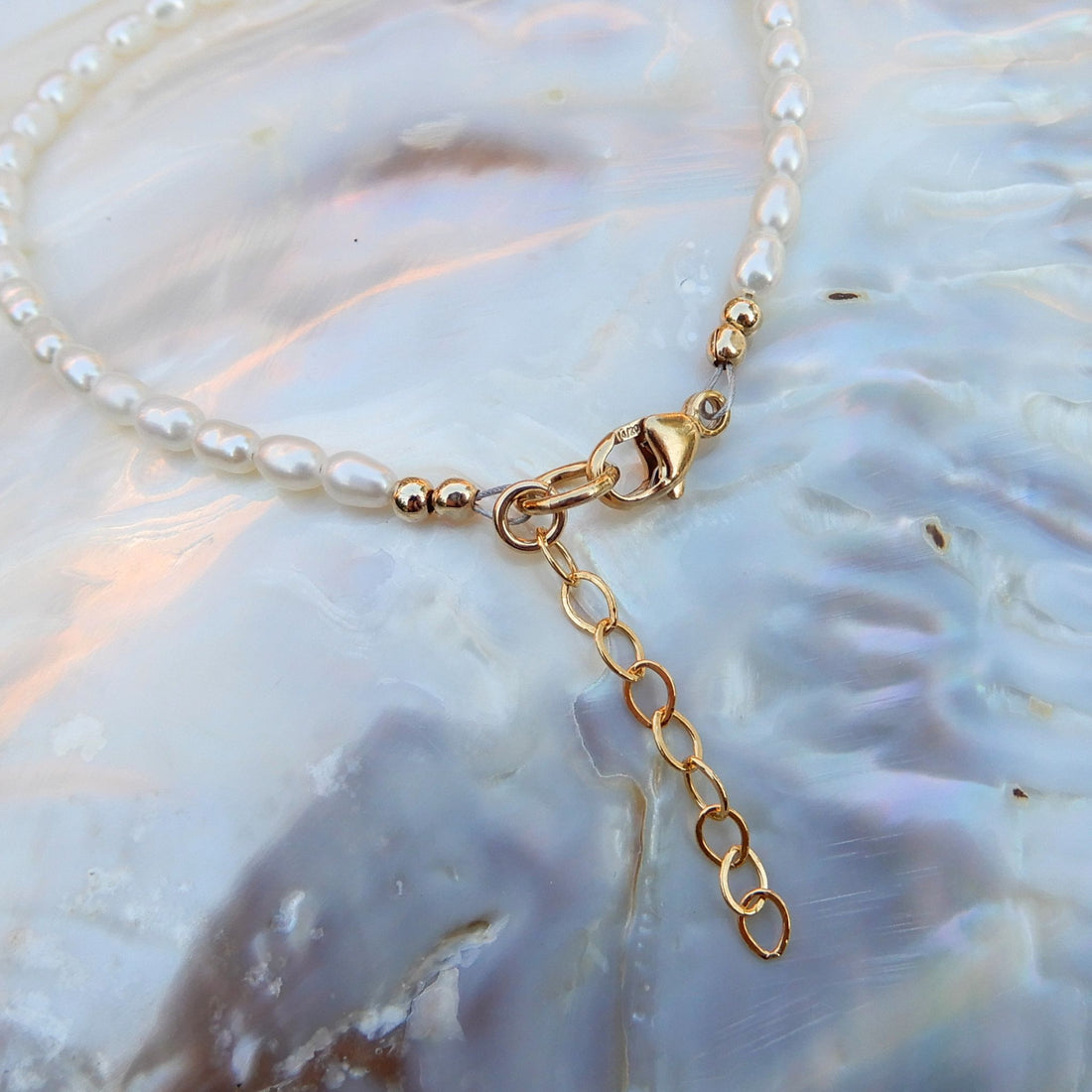 Zoetwater parel afgewerkt met gold filled slot en verlengketting.