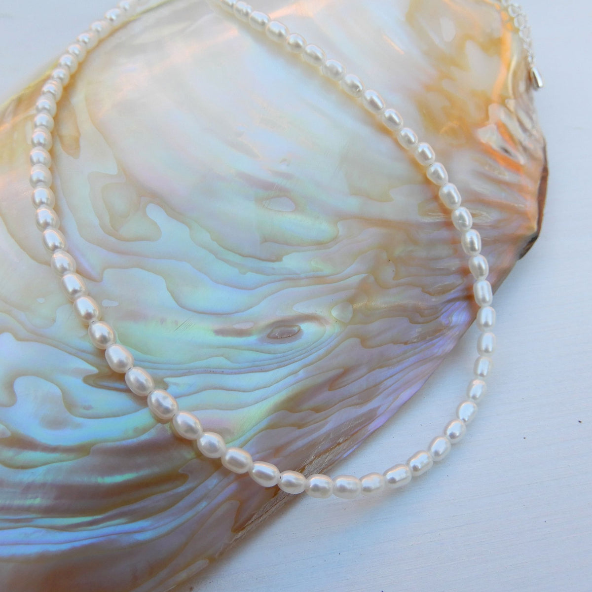 Close up zoetwater parel rijst collier.