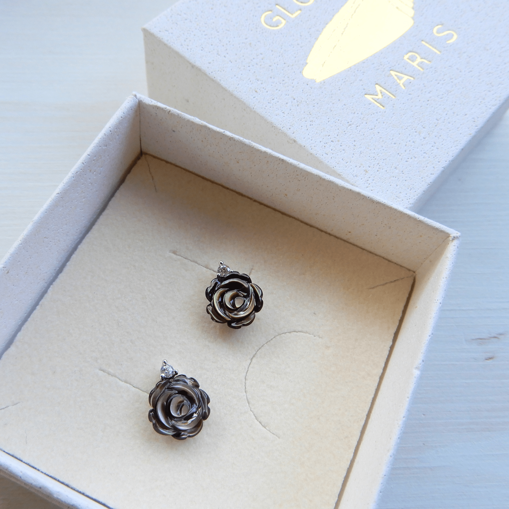 Parelmoer oorstekers zwart - Gloria Maris Giethoorn