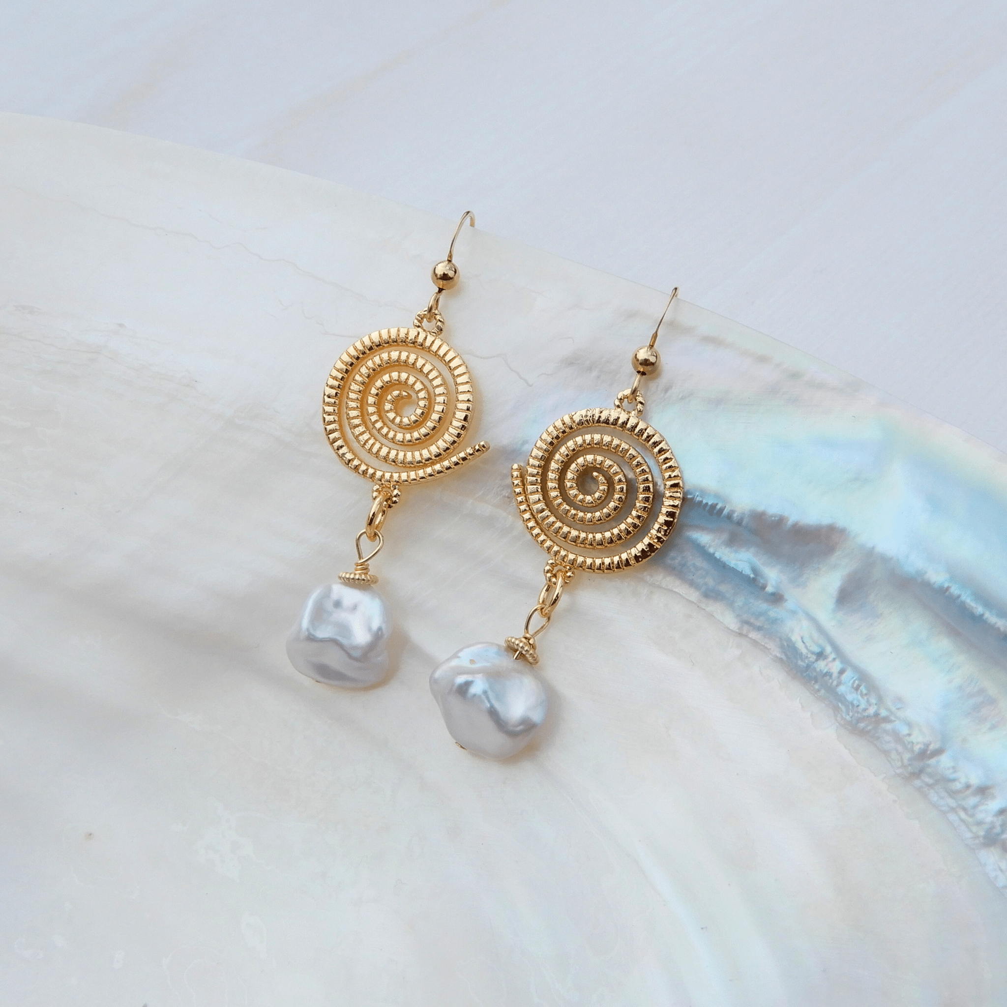 Spiraal oorhangers met Keshi Parel - Gloria Maris Giethoorn