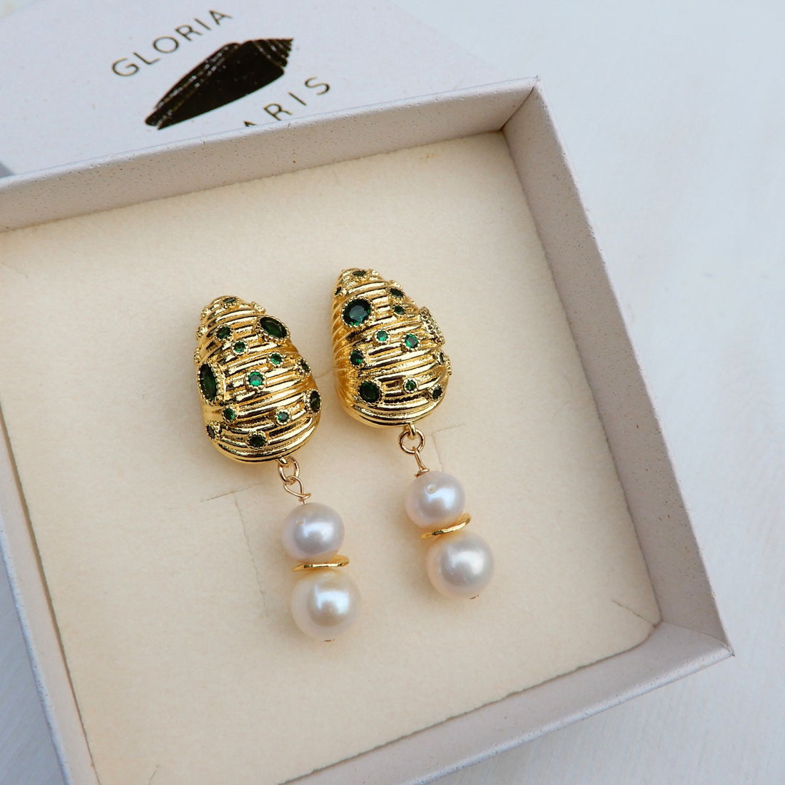 Prachtige bedel druppel oorhangers met groene kristallen en zoetwater Parel met goudkleurige tussenkralen.