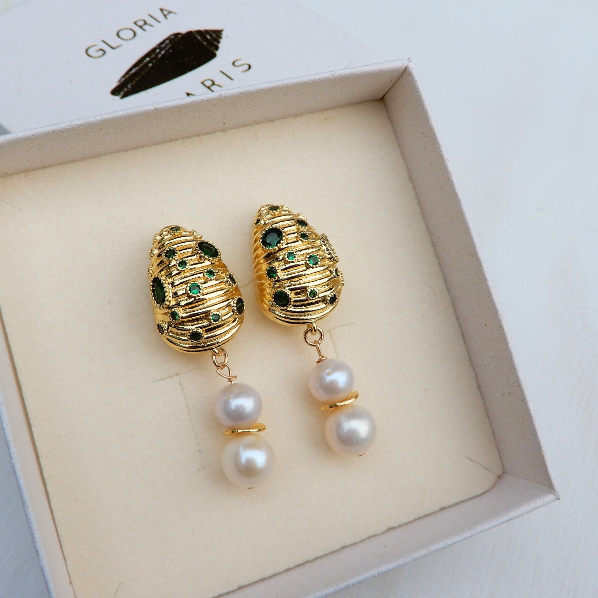Prachtige bedel druppel oorhangers met groene kristallen en zoetwater Parel met goudkleurige tussenkralen.