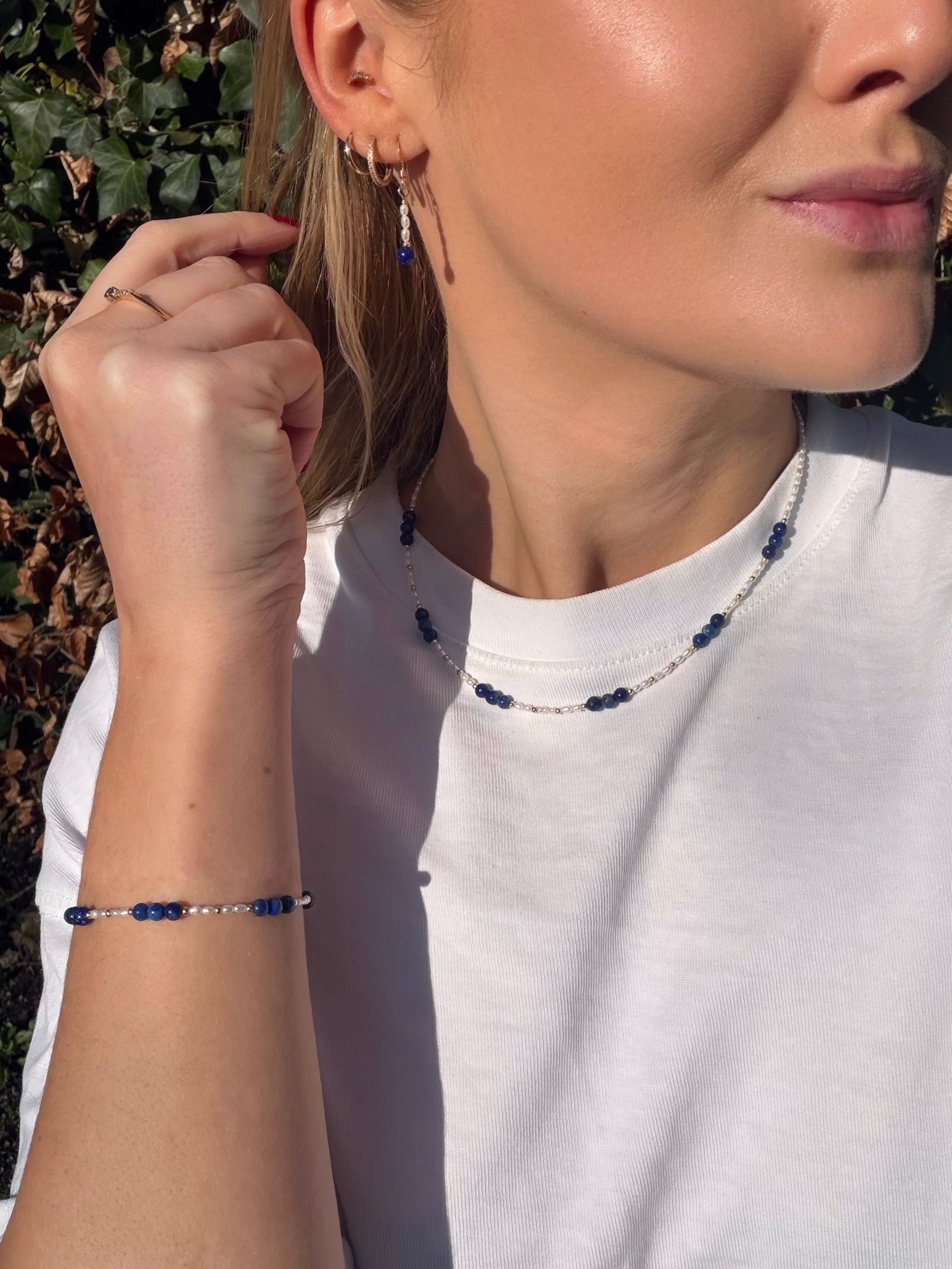 Sieraden set bestaande uit zoetwater parel en lapis lazuli.