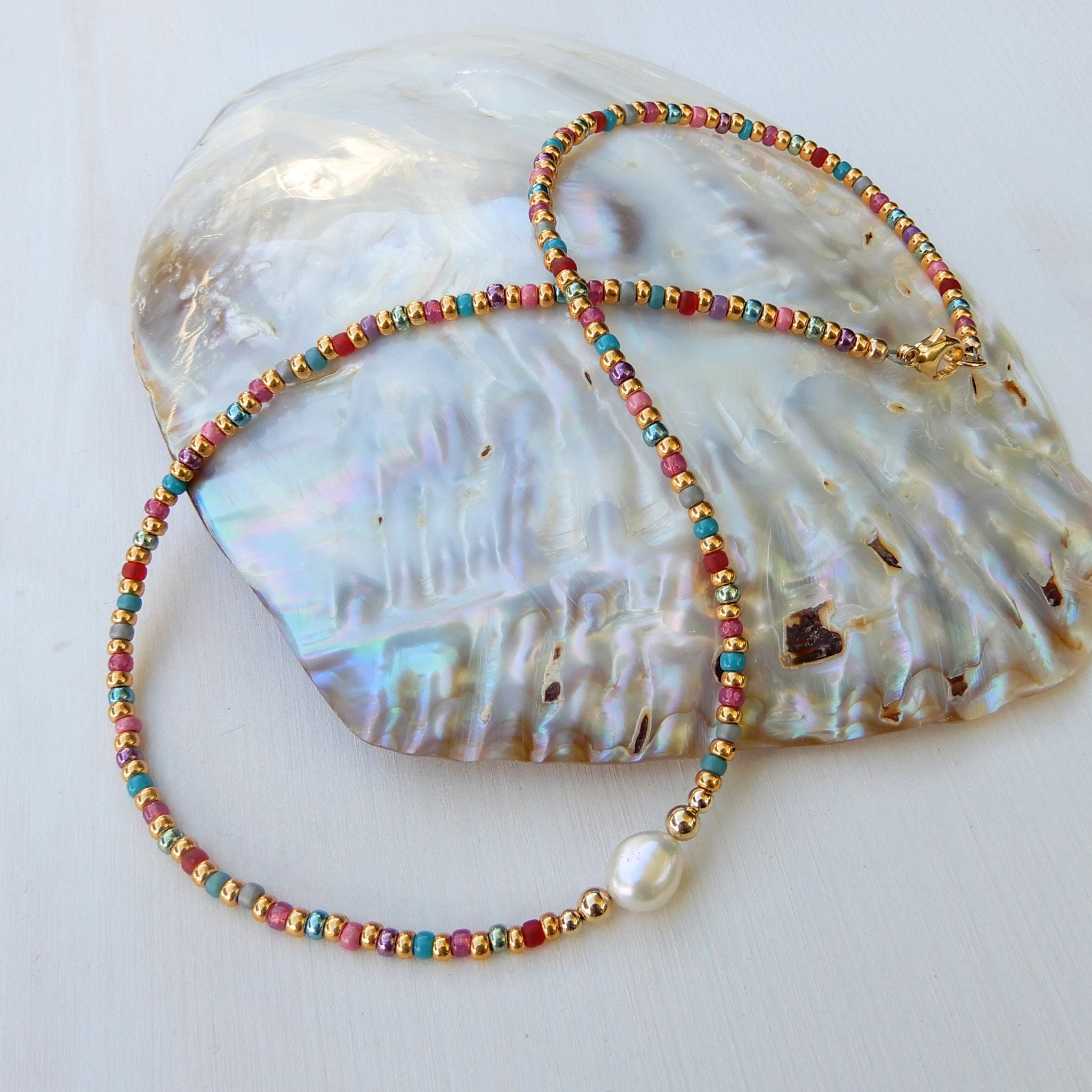 Miyuki collier in diverse kleuren in combinatie met zoetwater Parel.