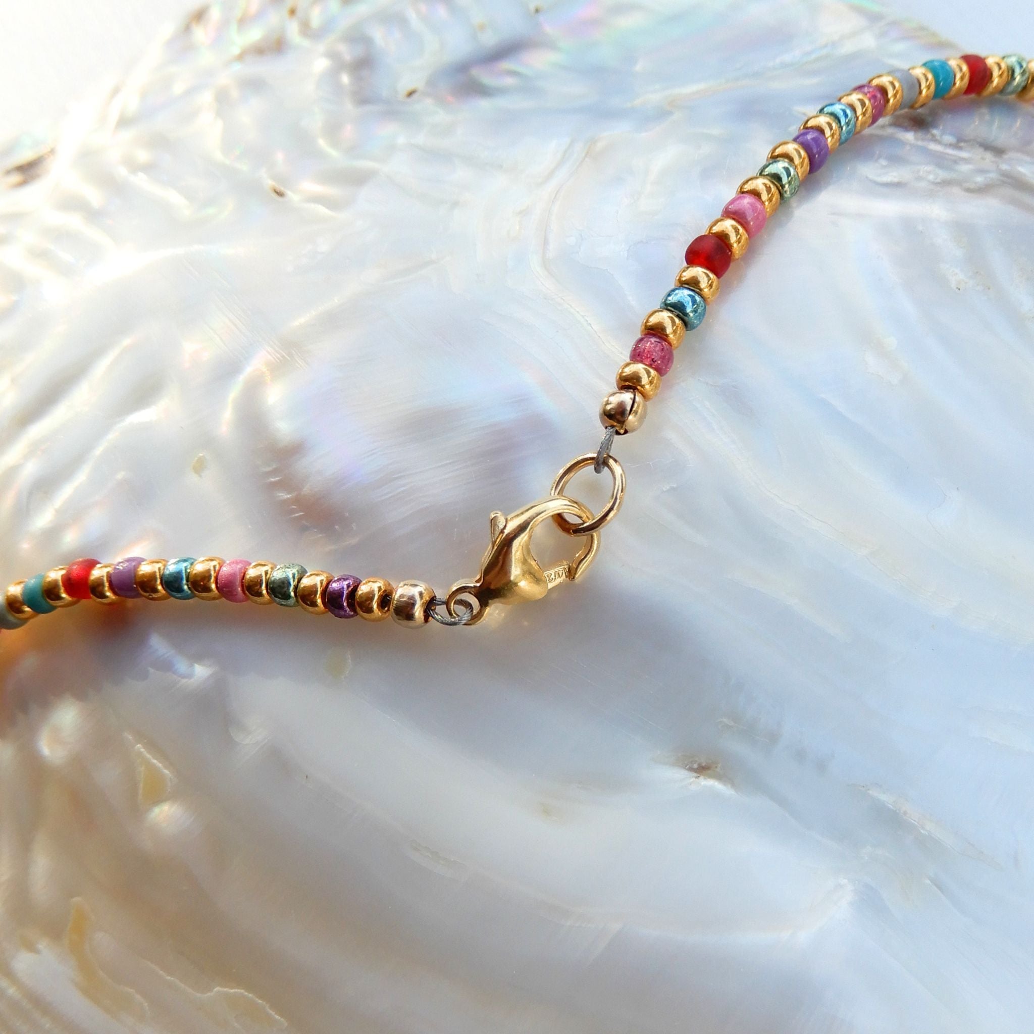 Prachtig collier van Miyuki kralen in combinatie met één zoetwater Parel.