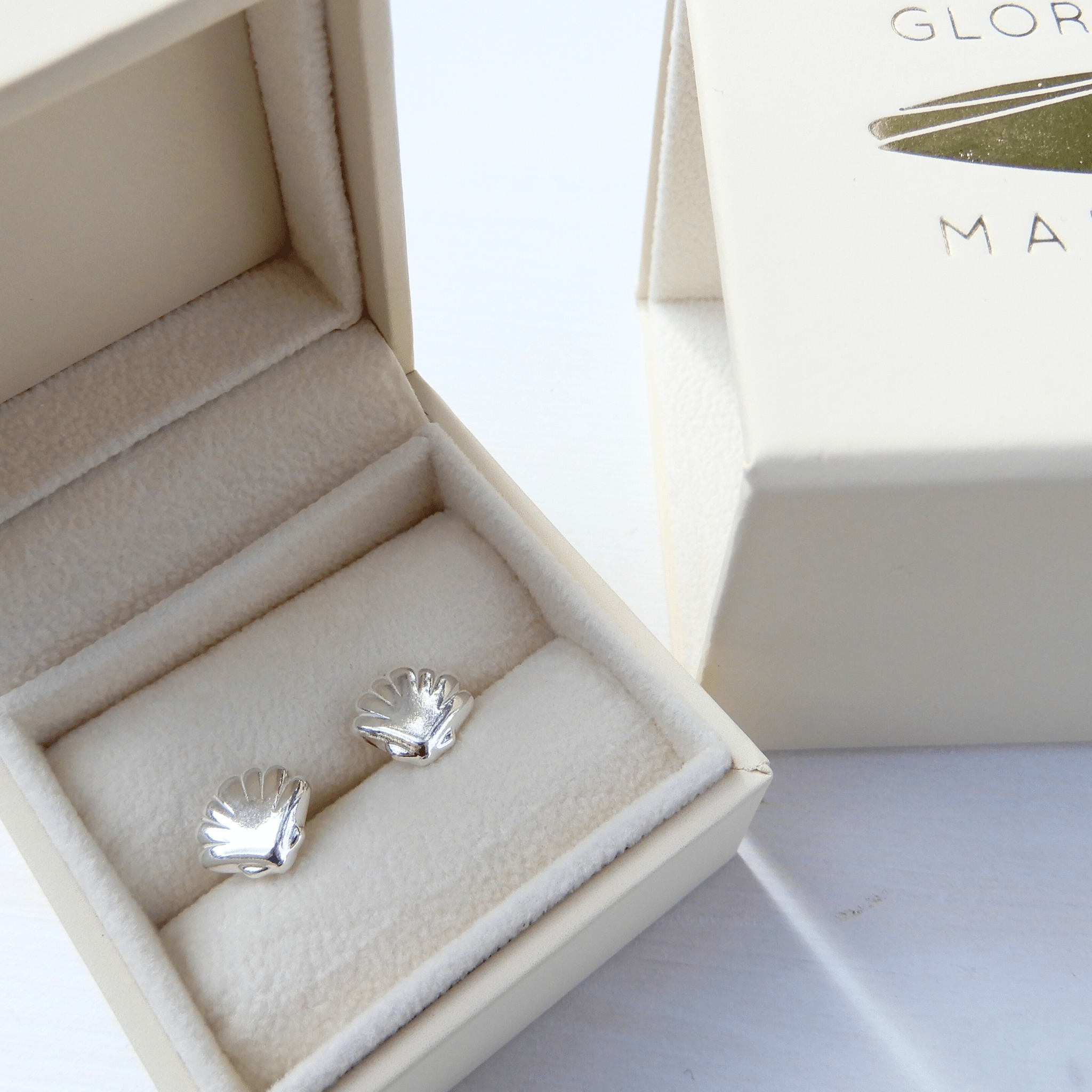 Schelp oorstekers, zilver - Gloria Maris Giethoorn