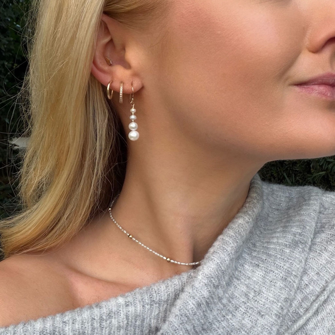 Vier stuk zoetwater Parel oorhangers met goudkleurige tussenkralen.