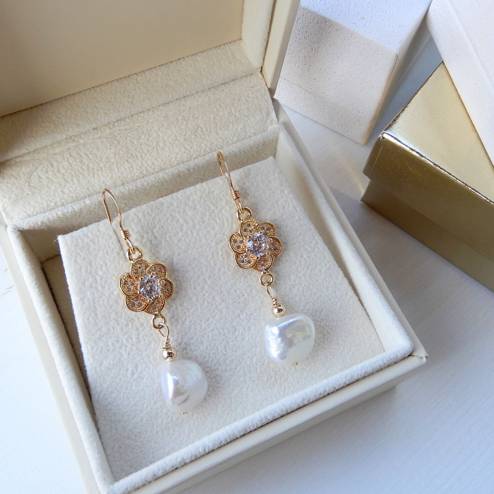 Zoetwater Keshi Parel oorhangers met zirkonia bloem bedel