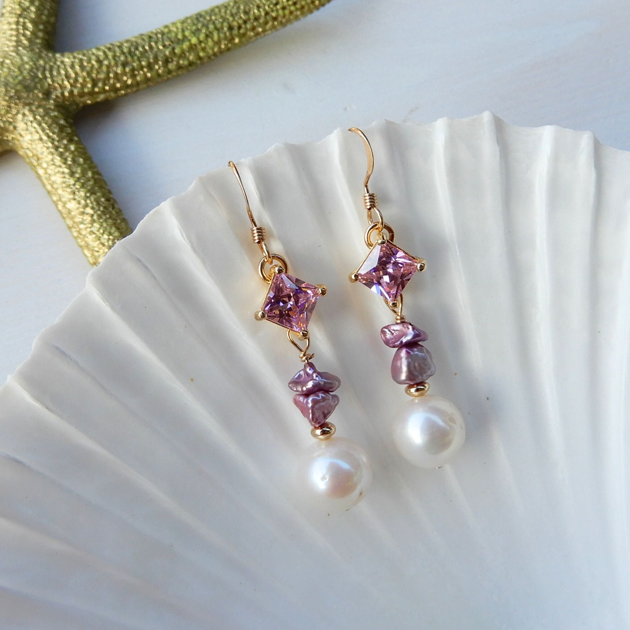 Zoetwater Parel oorhangers met Keshi Parel en een roze bedel.
