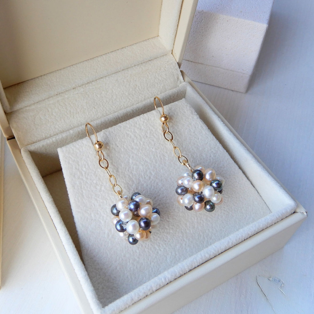 Zoetwater Parel oorhangers in bol vorm