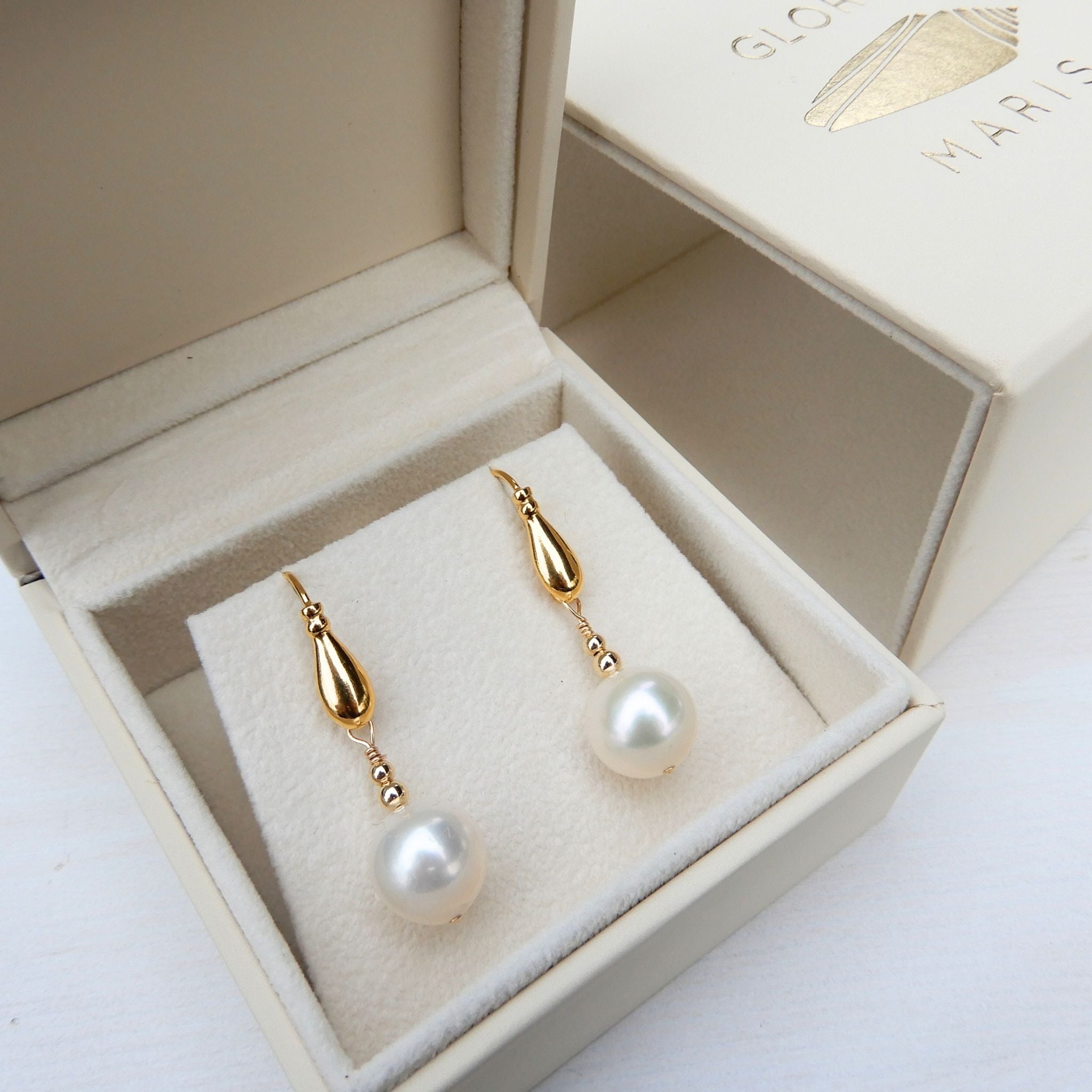 Prachtige zoetwater Parel oorhangers van 10-12mm met goudkleurige afwerking.