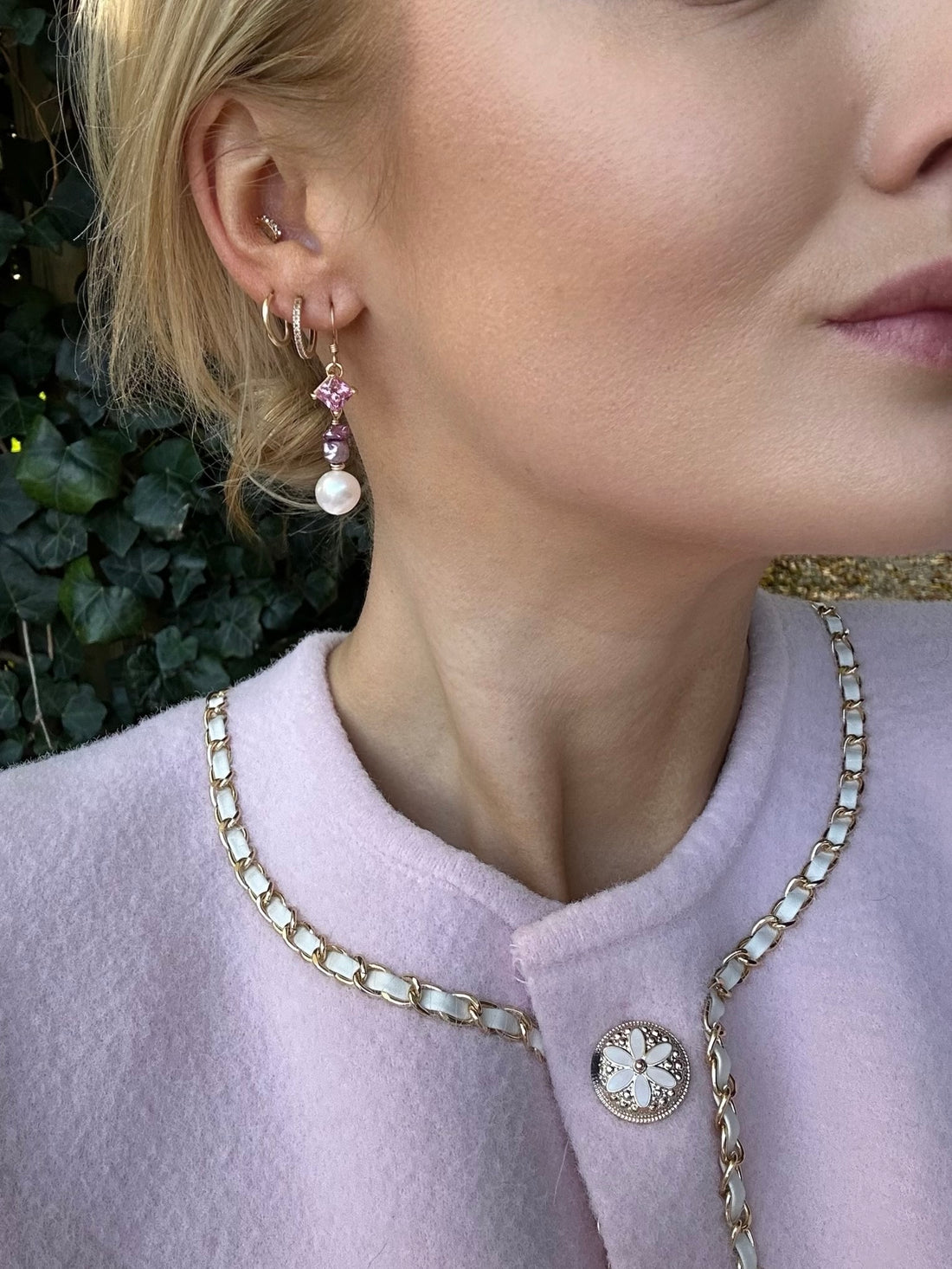 Zoetwater Parel oorhangers met Keshi parel en roze bedel.