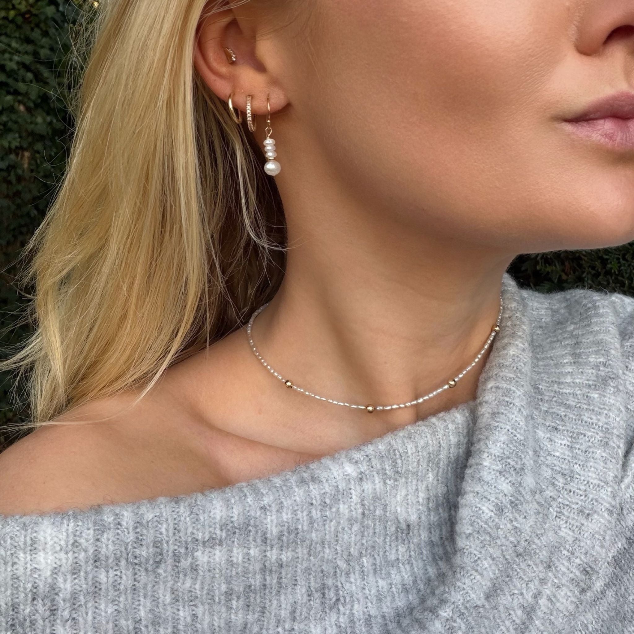 Zoetwater Parel oorhangers met gouden bedel.