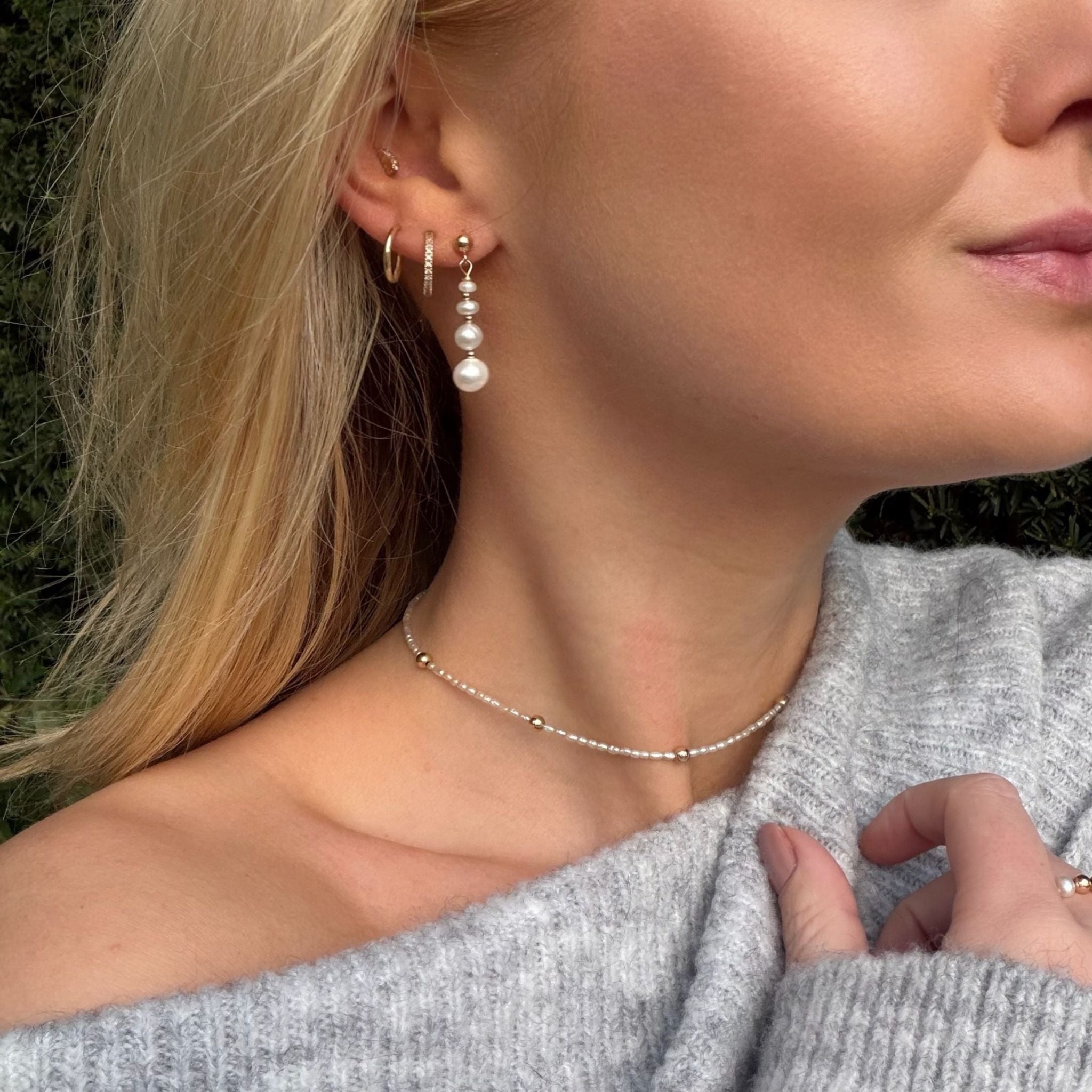 Zoetwater Parel oorstekers met goudkleurige oorstekers.