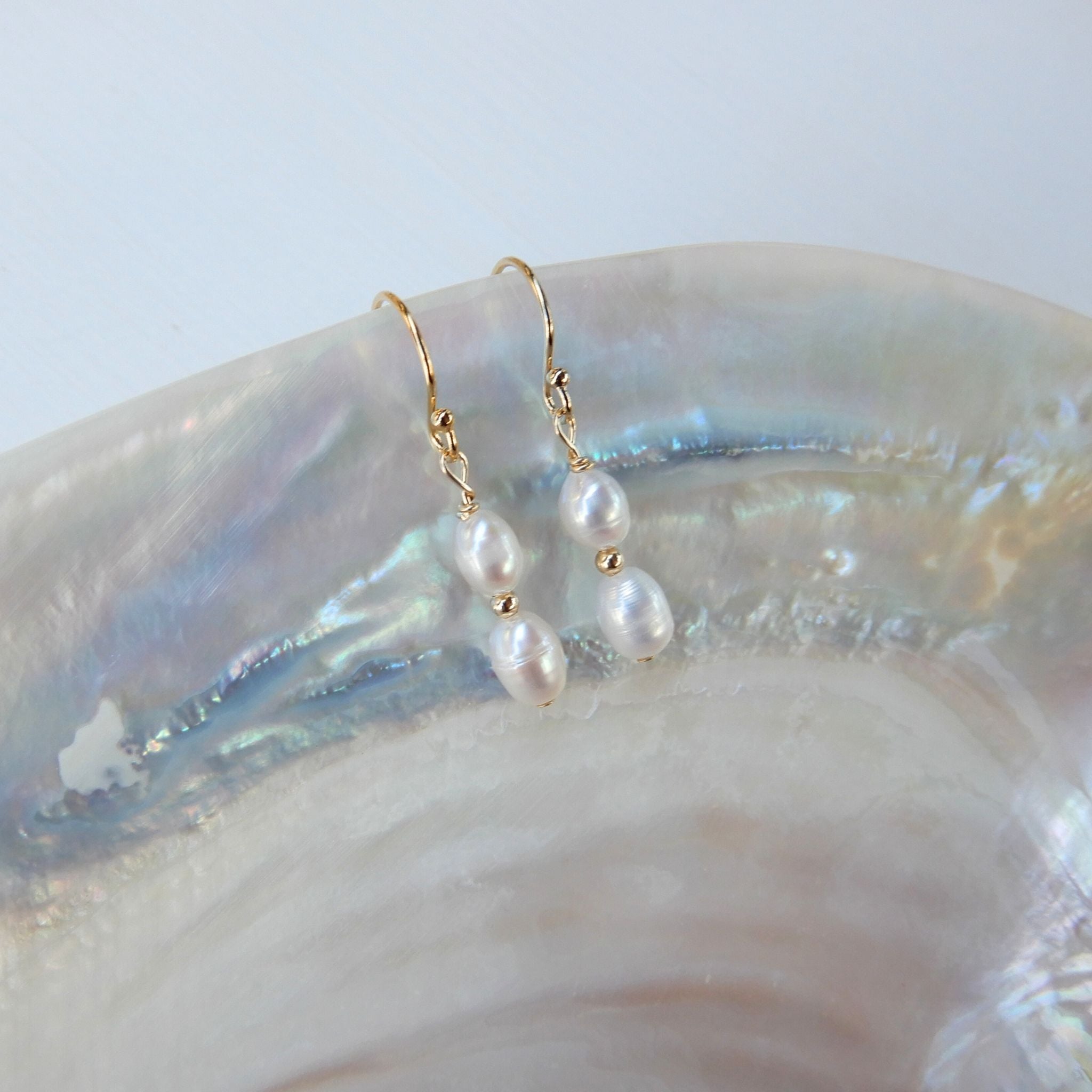 Zoetwater Parel rijst oorhangers met gold plated tussenkralen.