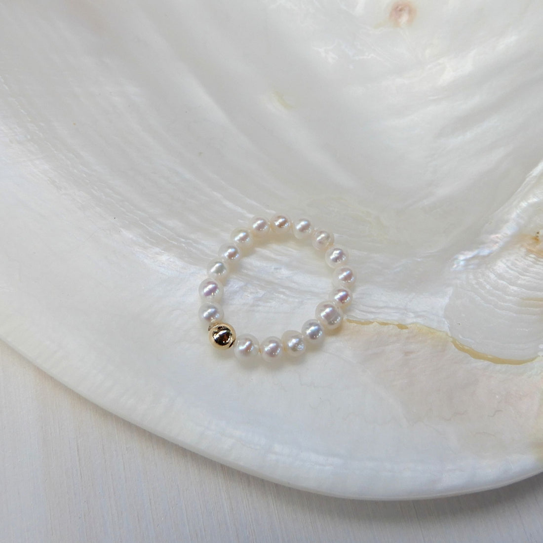 Zoetwater Parel stretch ring met gouden kraal.