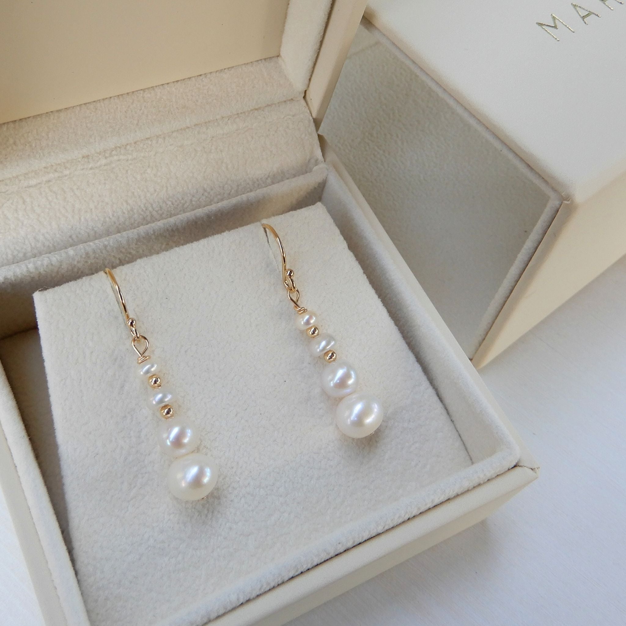 Prachtige oorhangers met oplopende zoetwater Parels en gold filled.