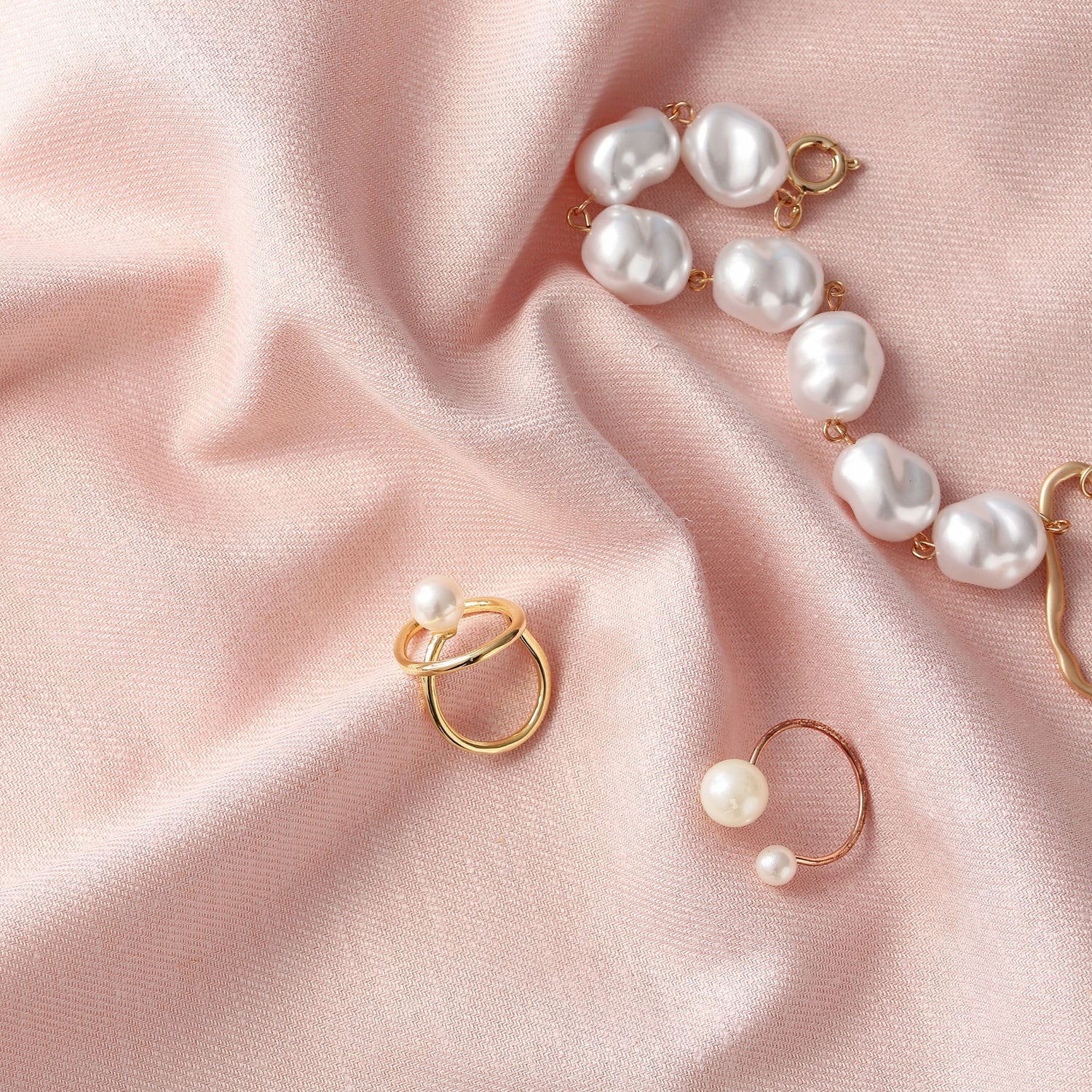 Parel sieraden op een roze achtergrond de blog gaat over de kwaliteit van onze sieraden