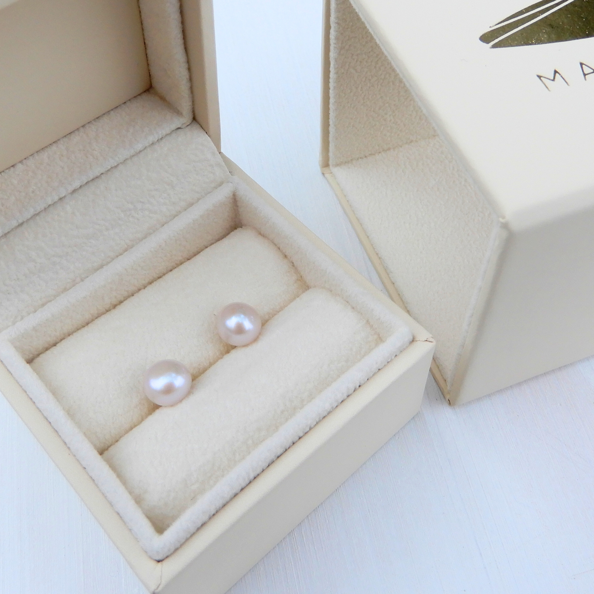 Pearl stud earrings white 10mm