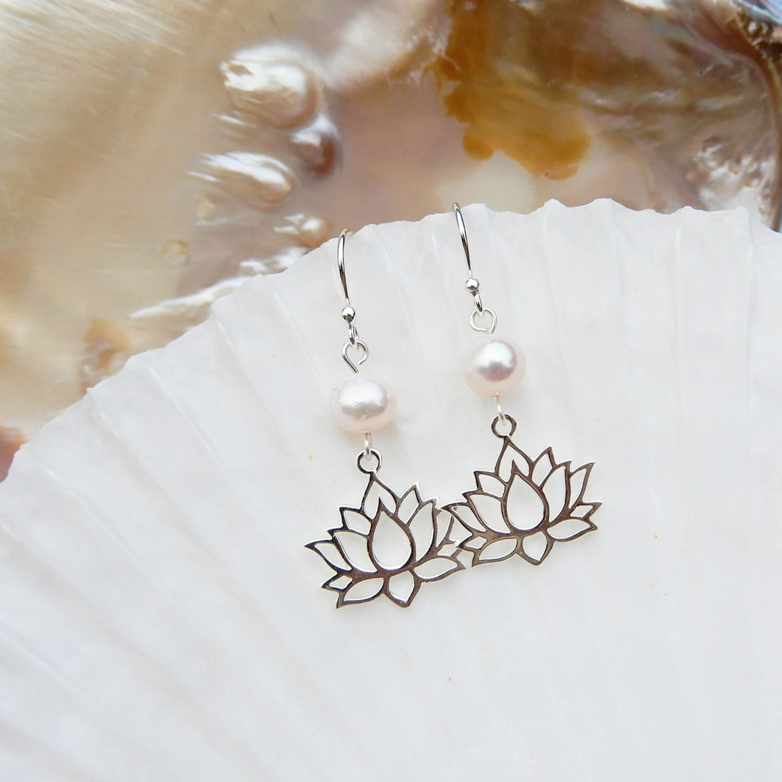 Zoetwater Parel oorhangers lotus, sterling zilver 925