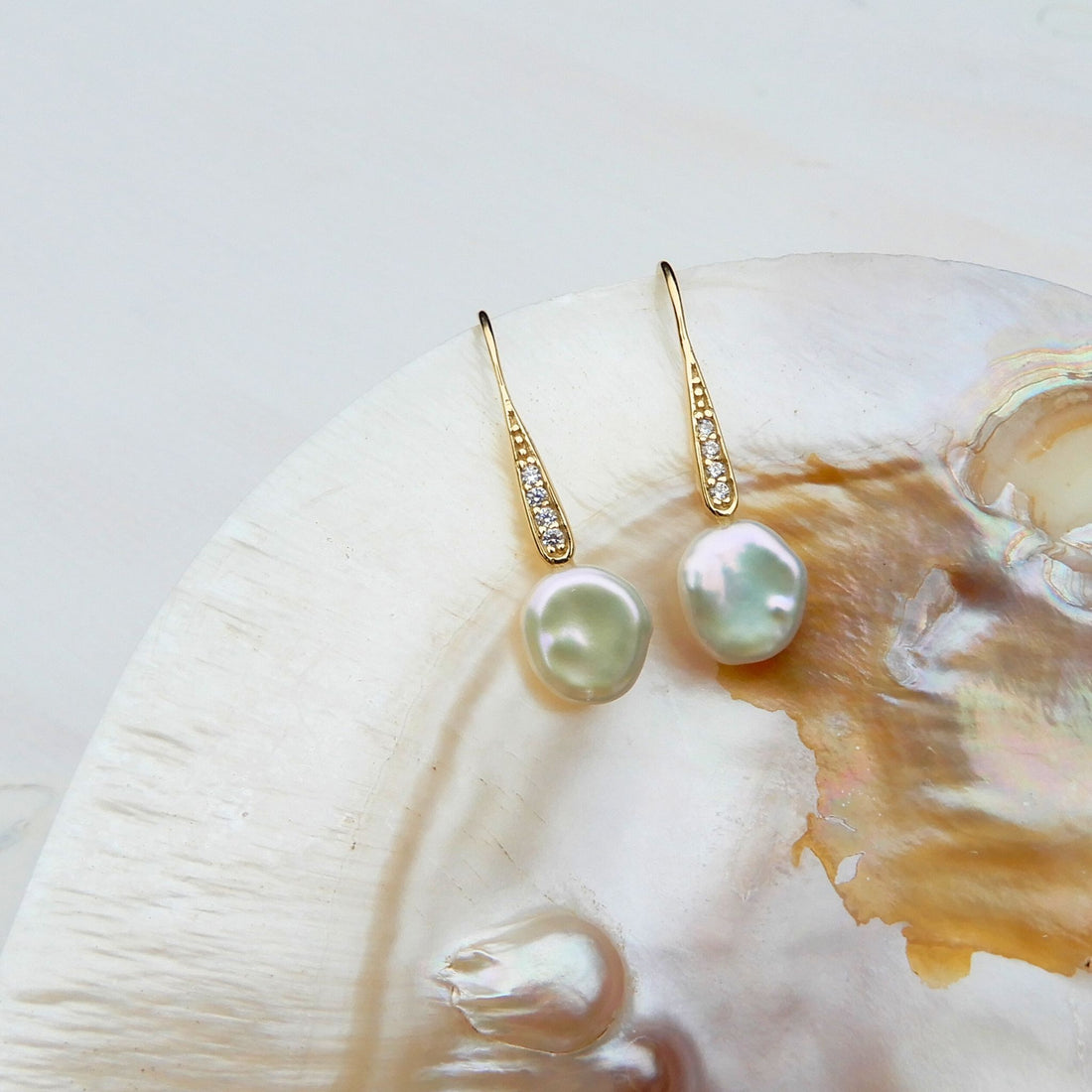 Keshi Parel oorhangers met zirkonia, goud op zilver 18 karaat