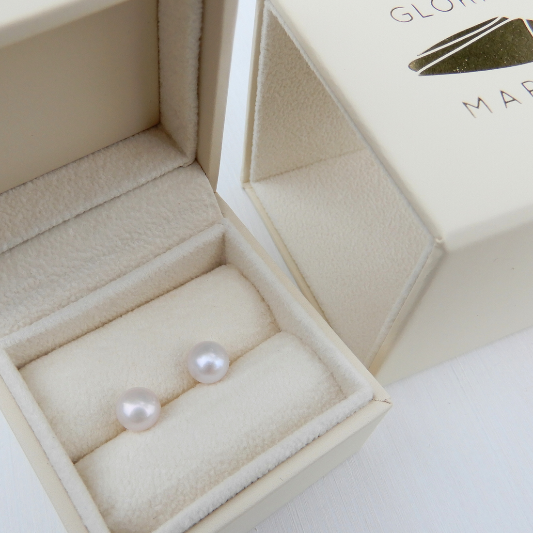 Pearl stud earrings white 10mm