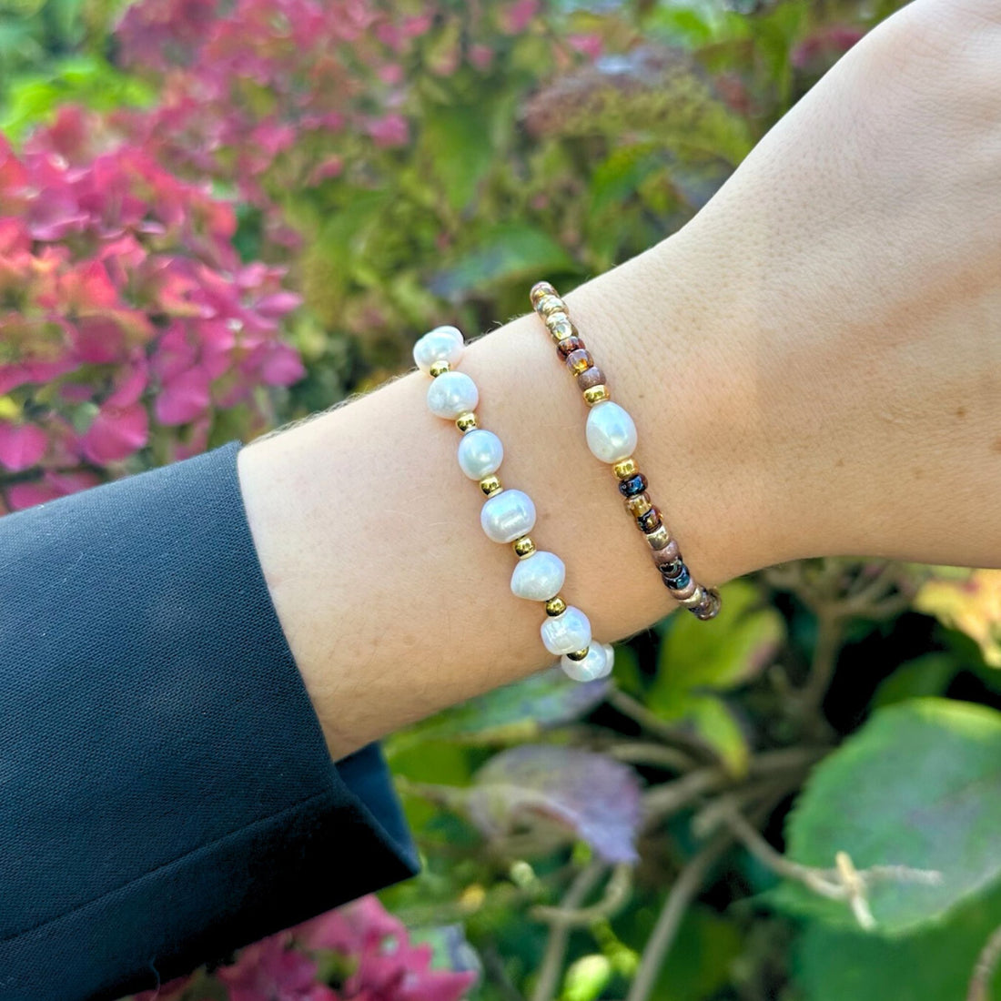 Prachtige zoetwater Parel armbanden set in combinatie met bruine kralen.